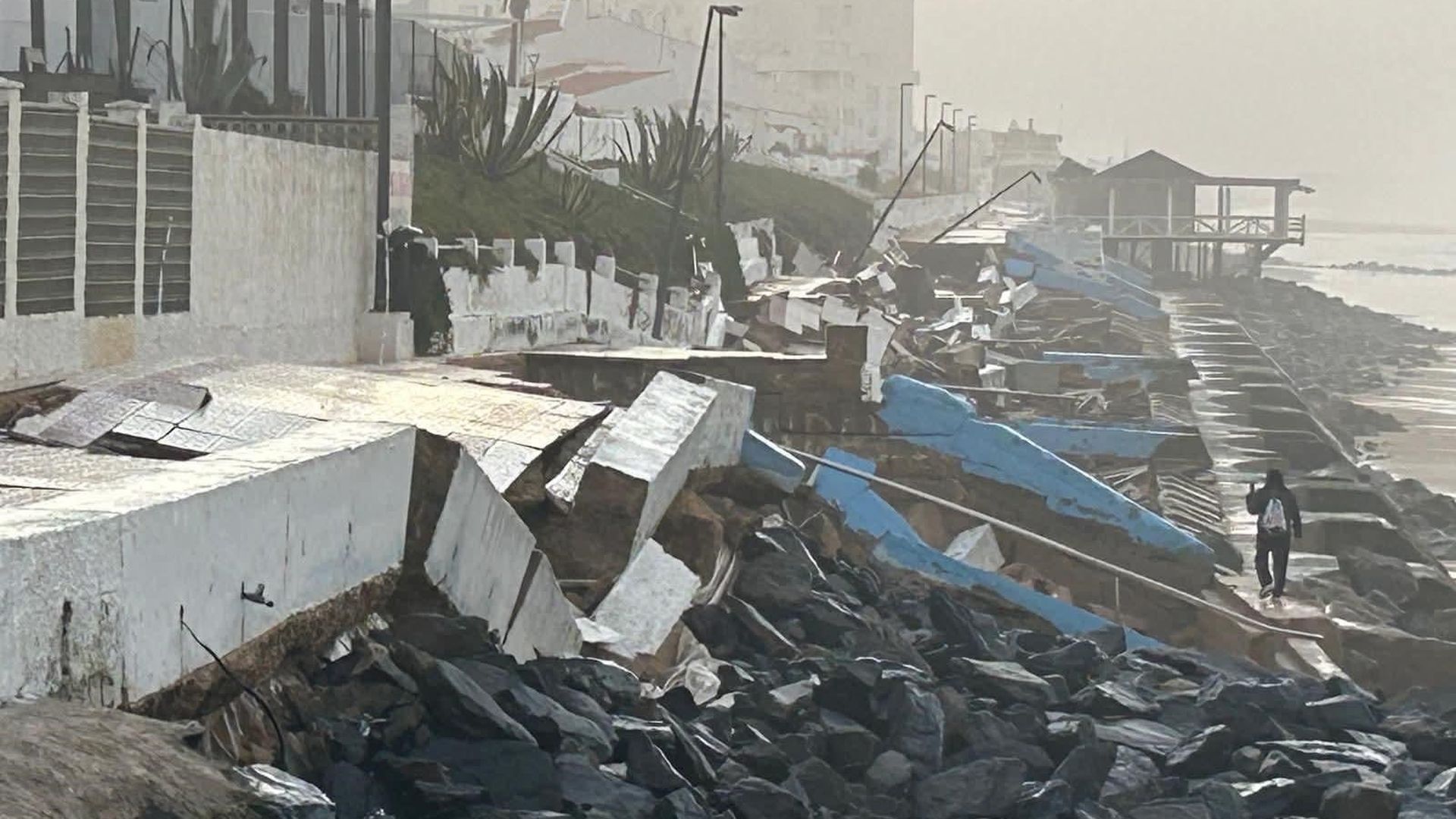 Desalojan un edificio de Matalascañas por "riesgo de colapso": el ayuntamiento pide la intervención "urgente" de la UME