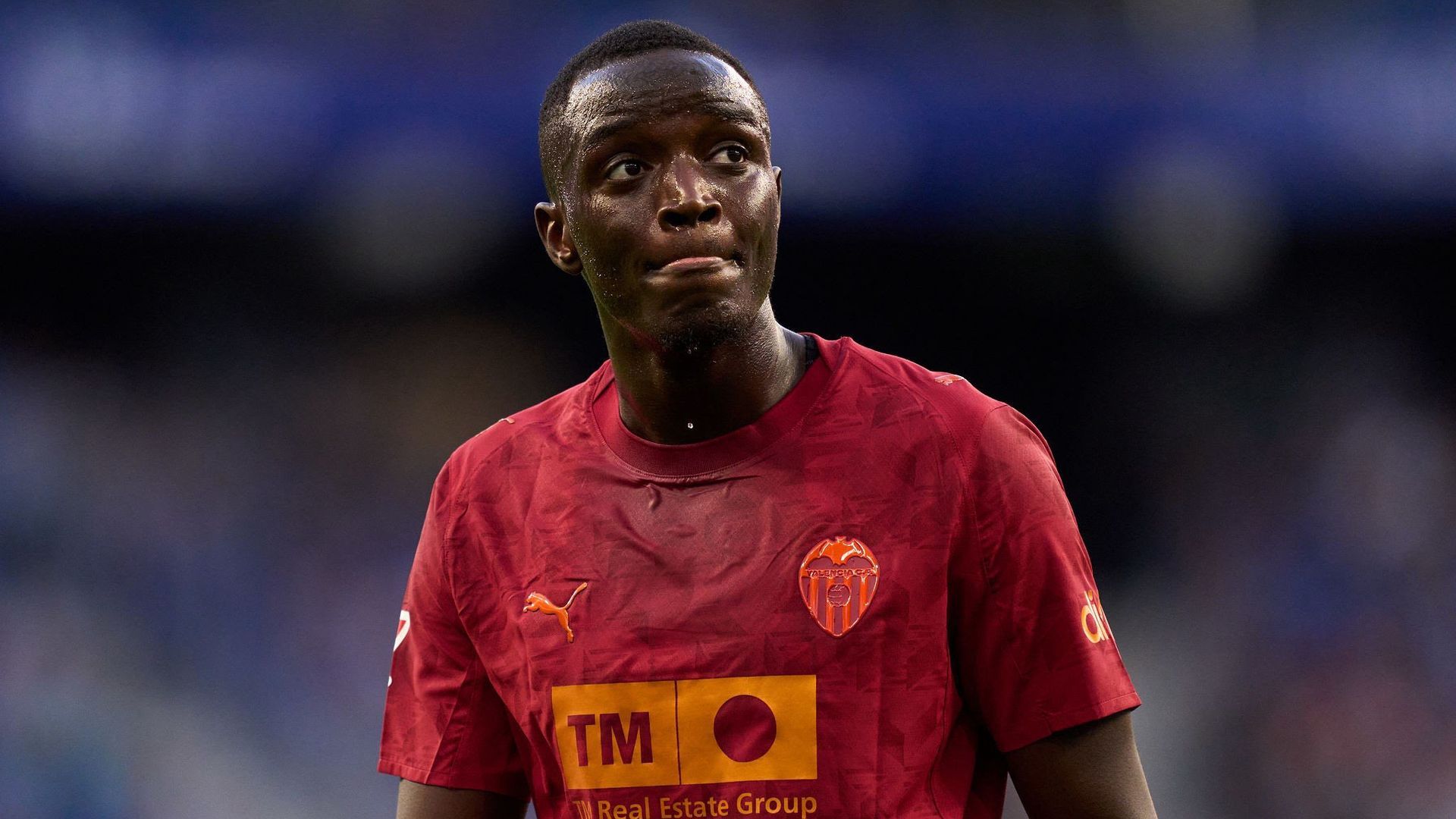 Diakhaby mira al cielo