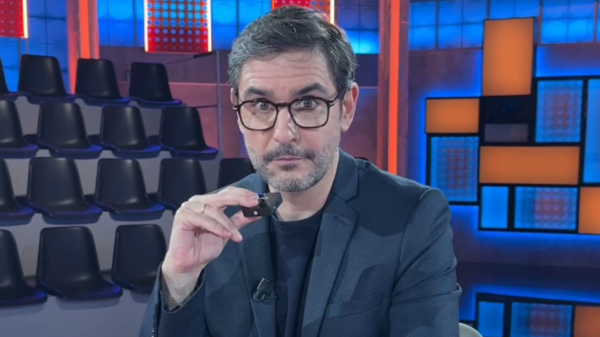 Juanra Bonet presenta en un 'tour' el nuevo plató de la próxima edición de '¡Allá tú!'