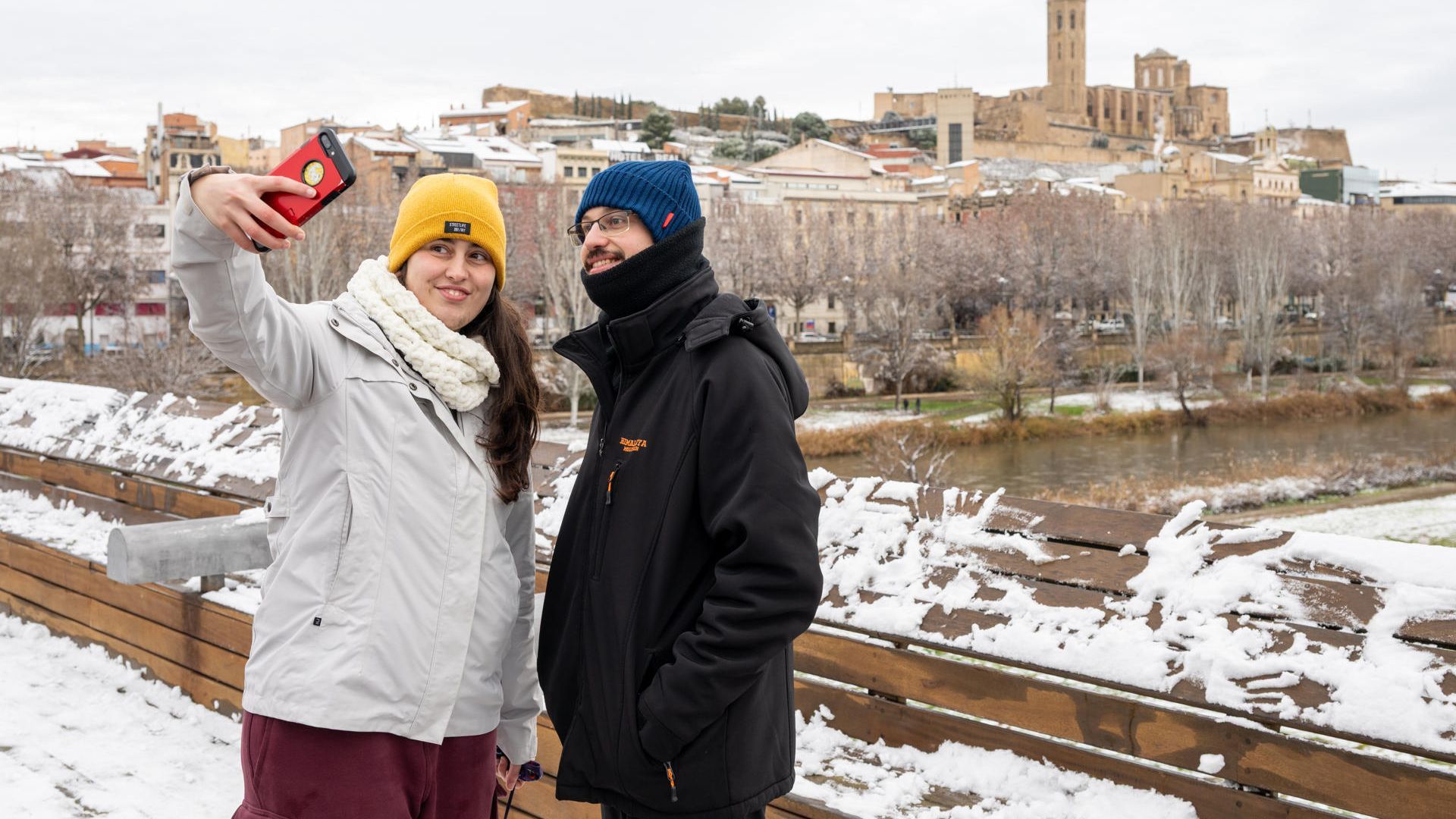 La nieve y el bajón de las temperaturas obliga a abrigarse a media España