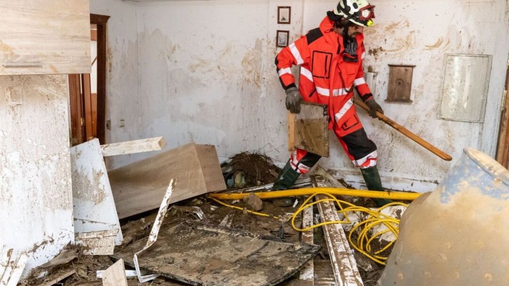 Desalojan a 18 vecinos de un edificio en Monda, Málaga, tras caerse un muro por las lluvias