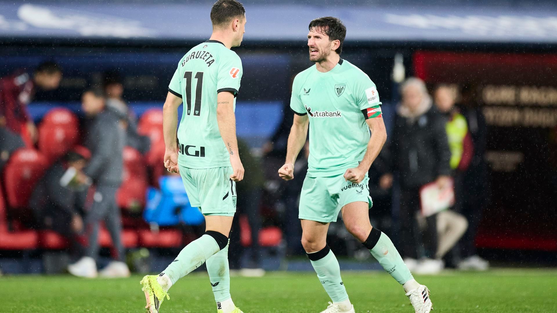 Gorka Guruzeta celebrando con Vivian el gol frente a Osasuna