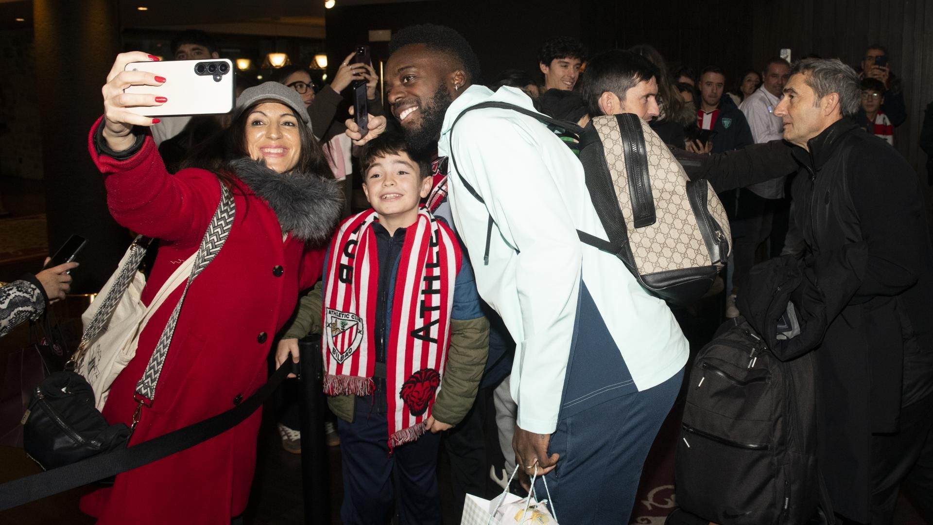 Iñaki Williams saluda y se fotografía con aficionados en Pamplona