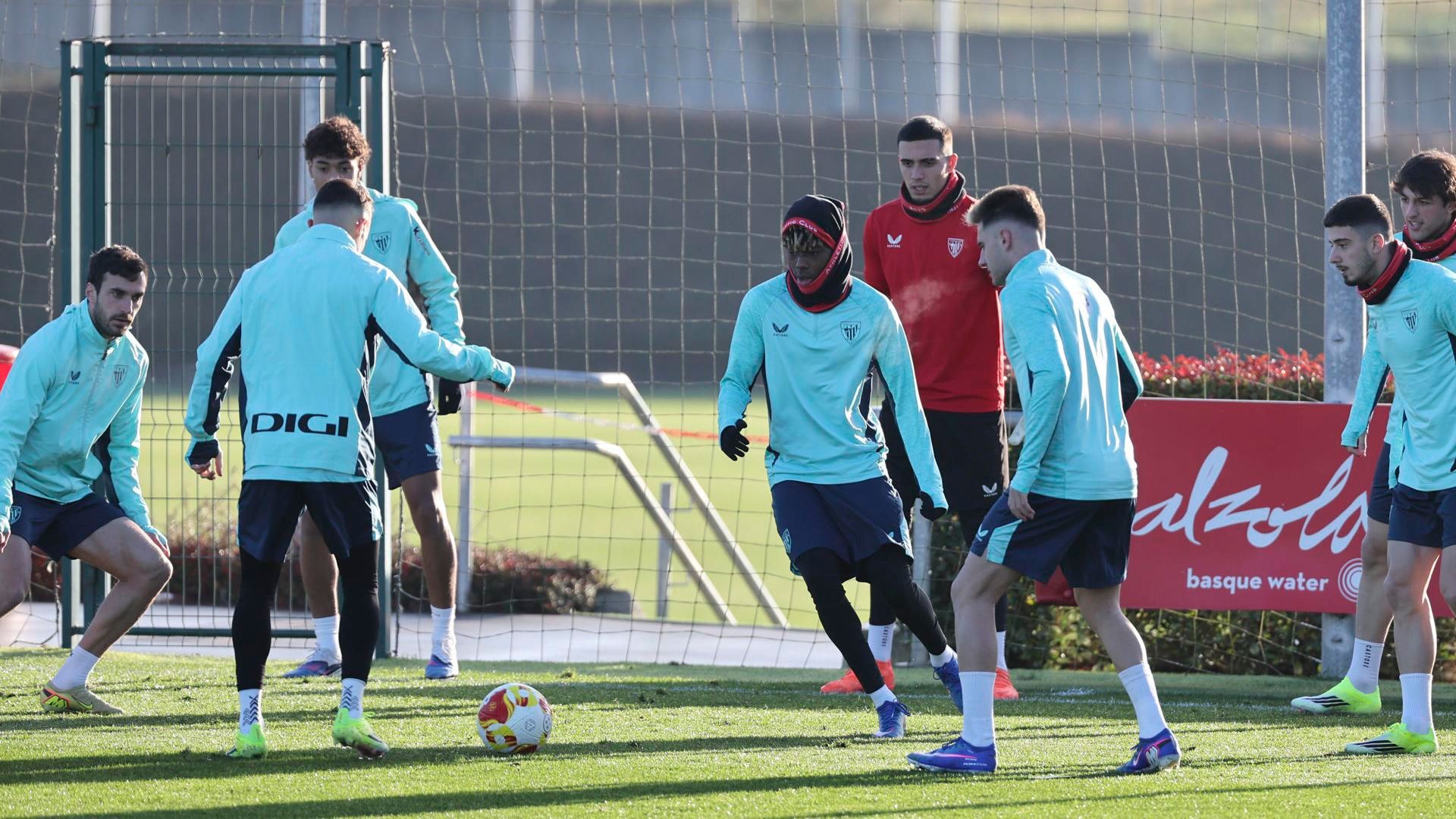 La plantilla bilbaína en un entrenamiento en invierno en Lezama