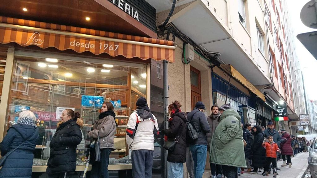 Largas colas en las míticas pastelerías de A Coruña para comprar un roscón de reyes