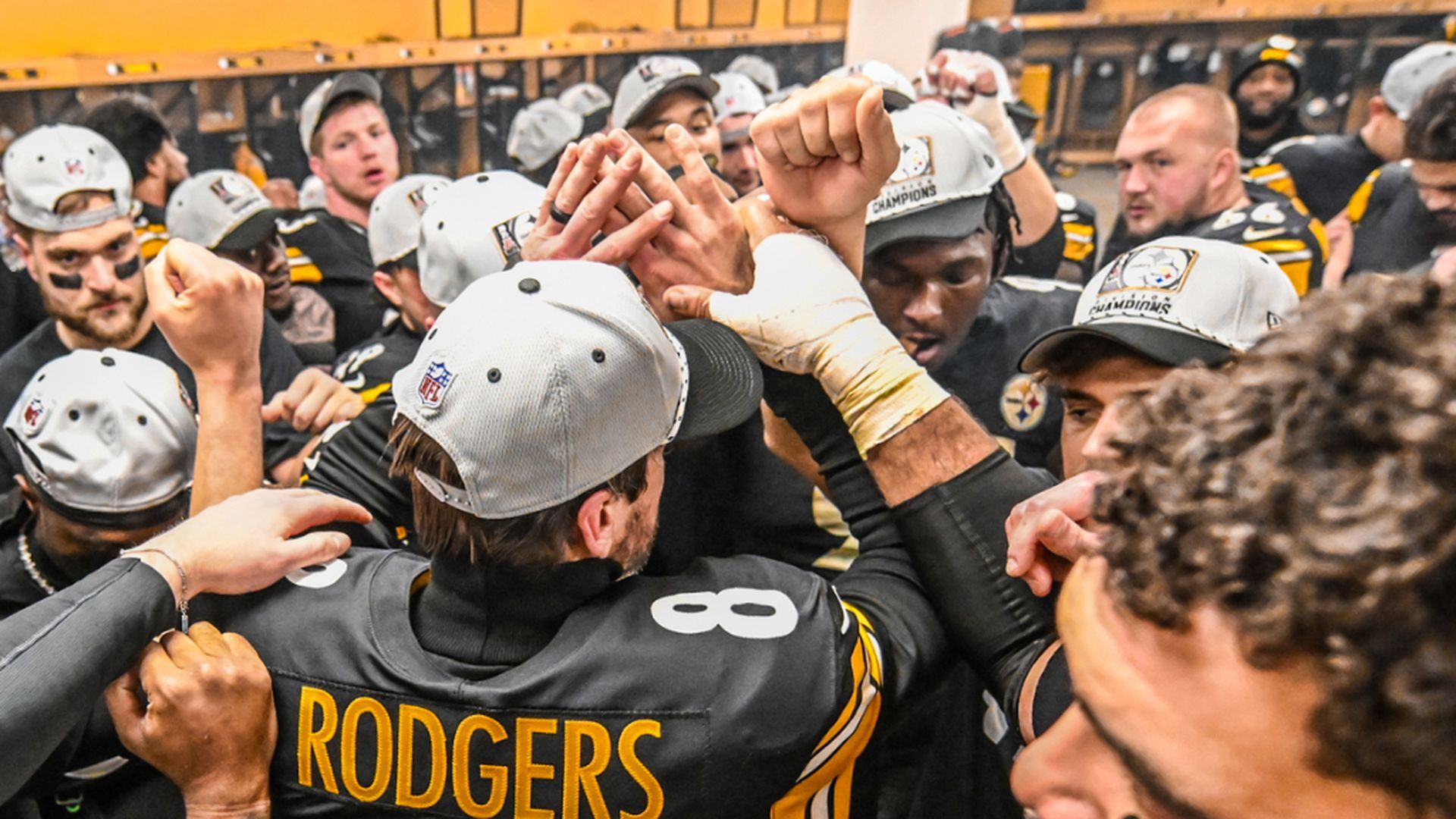 Los jugadores de los Steelers celebrando la victoria