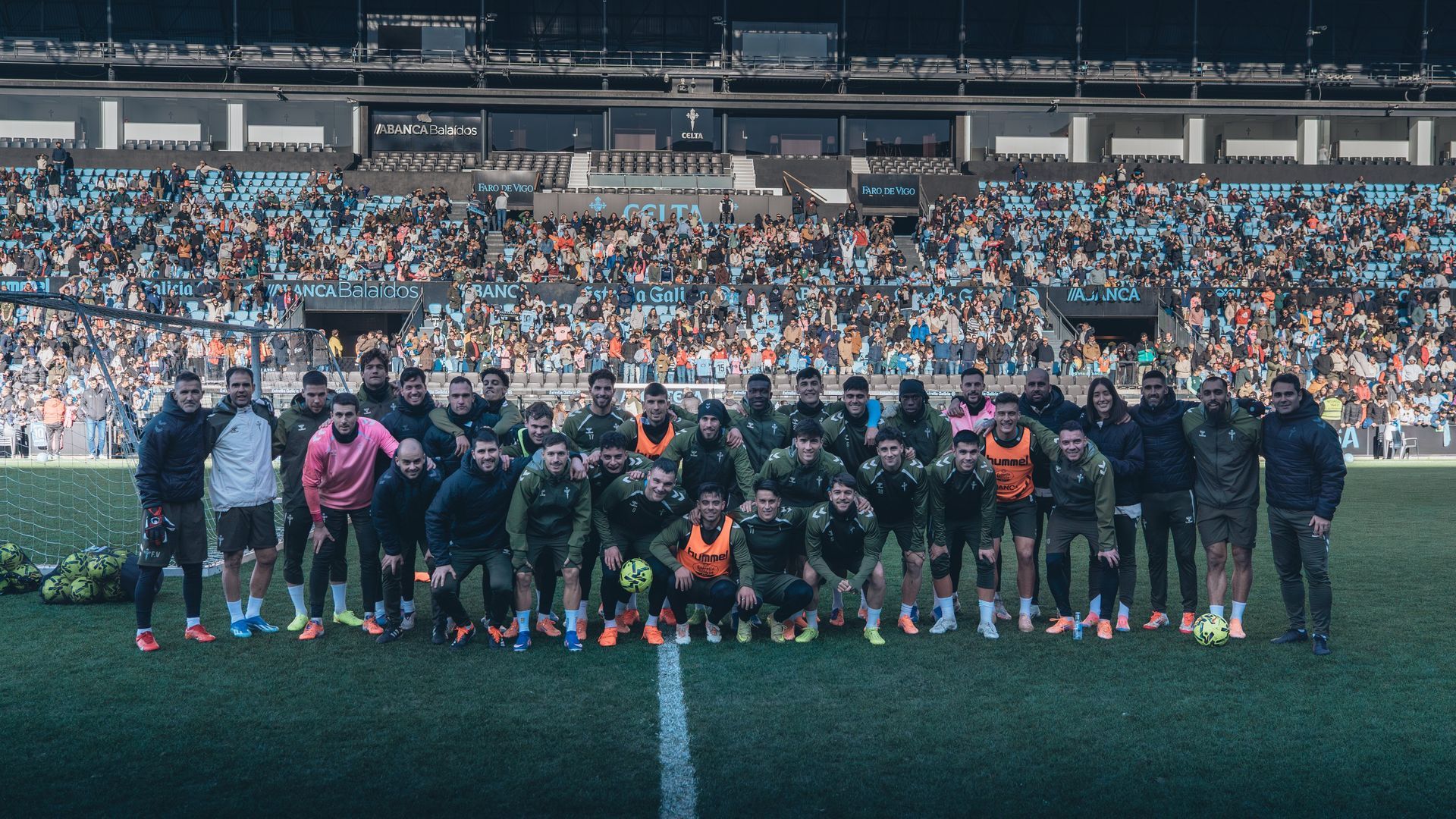 Los jugadores del Celta posan en Balaídos con su afición