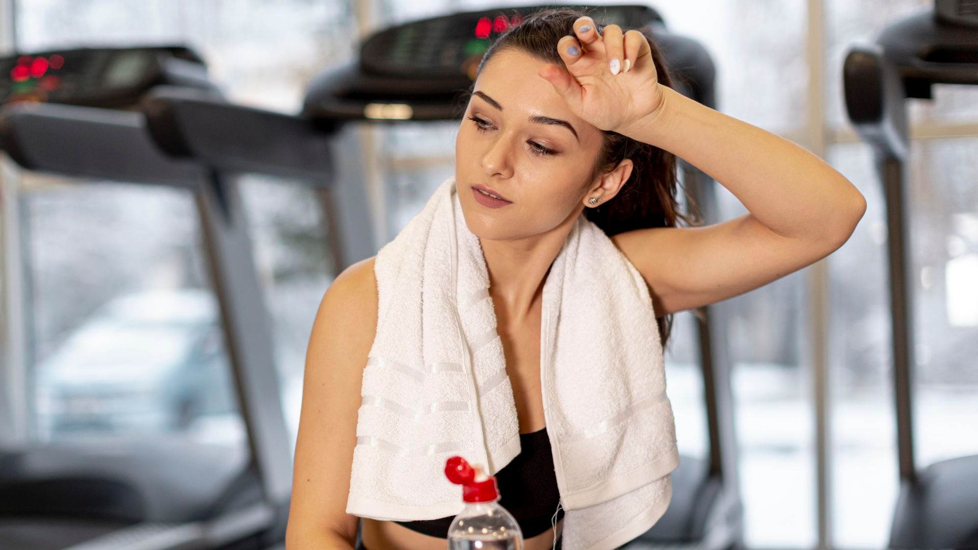 Mujer cansada en el gimnasio Mujer cansada en el gimnasio