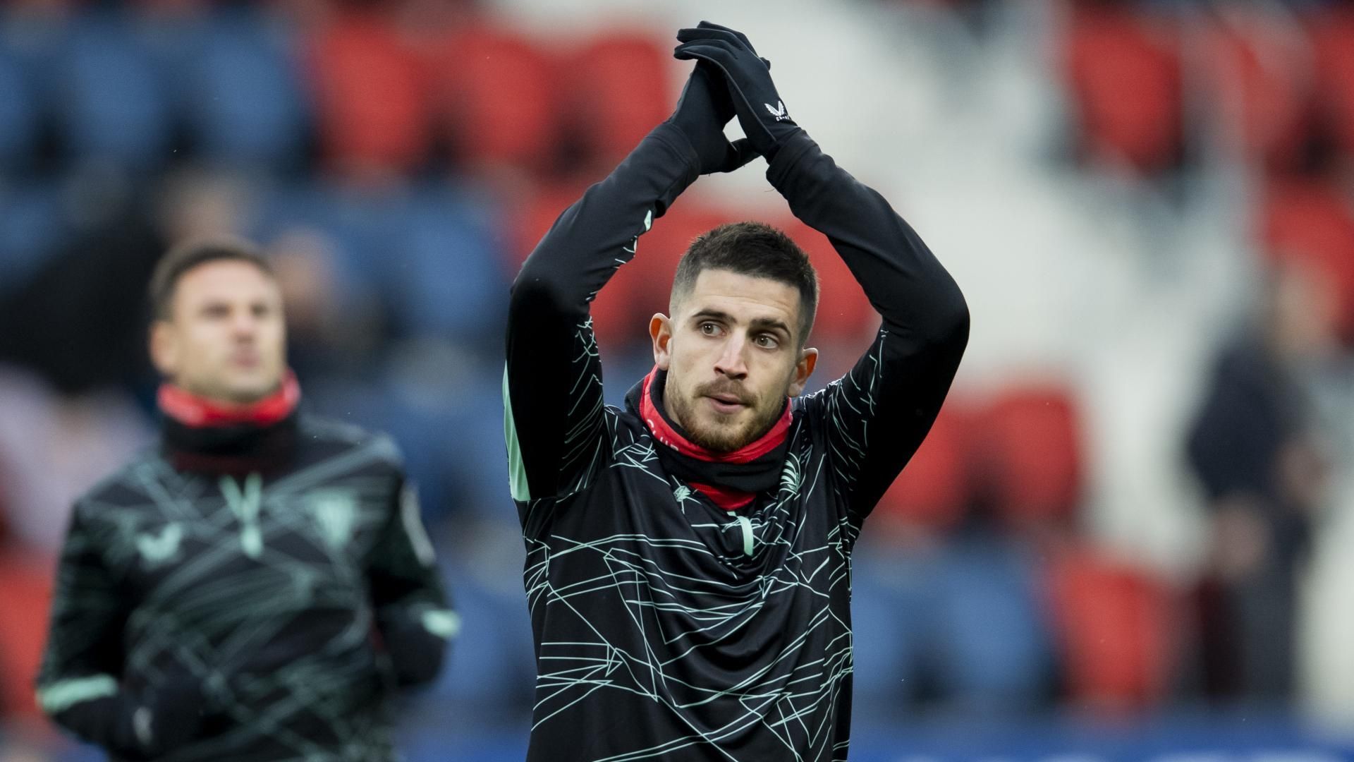 Oihan Sancet saluda listo para jugar en El Sadar Oihan Sancet saluda listo para jugar en El Sadar