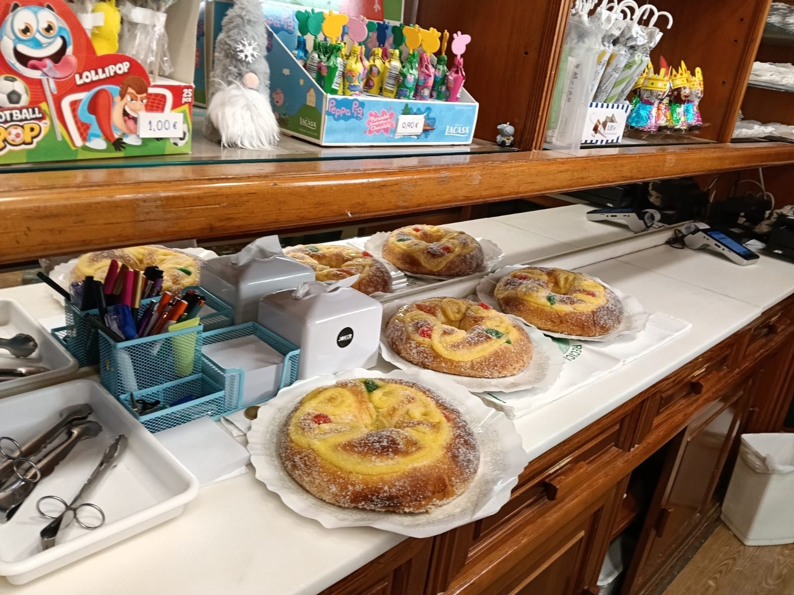 Roscones listos para ser despachados en una pastelería de A Coruña