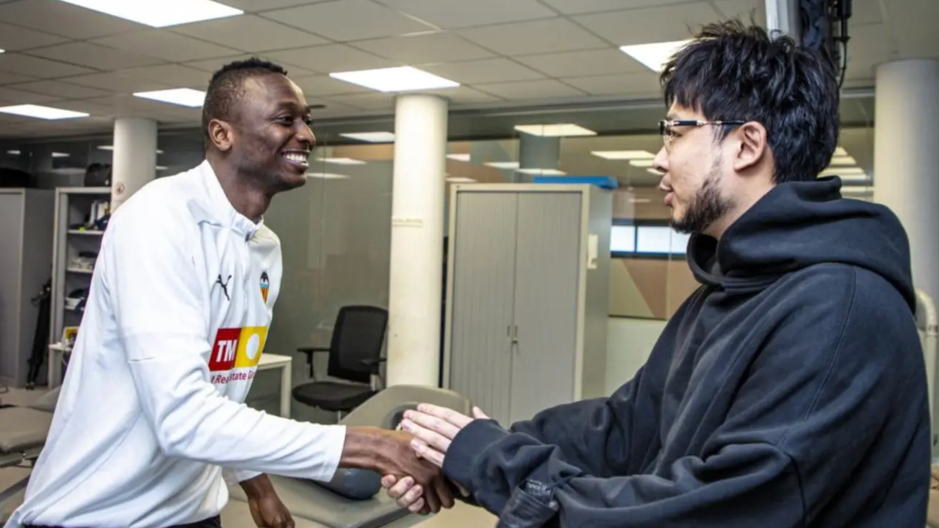 Sadiq saluda a Kiat Lim la temporada pasada