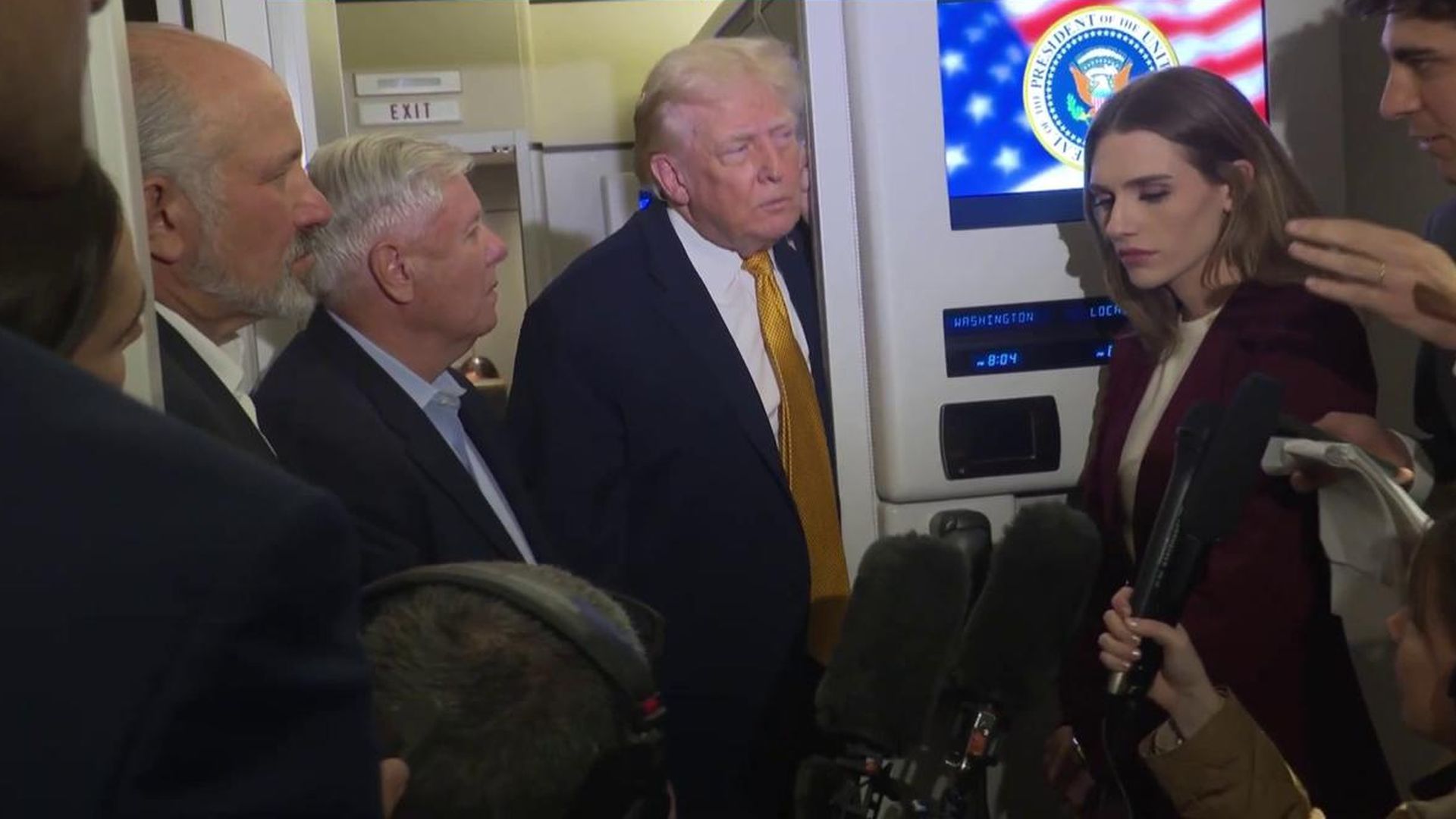 Trump aclara que el petróleo es su prioridad y que de momento está a cargo de Venezuela