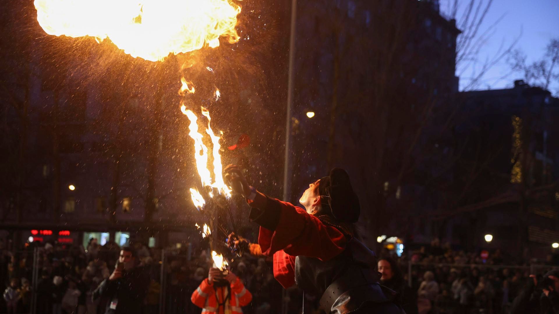 Un hombre hace un espectáculo con fuego durante la Cabalgata de Reyes de Madrid
