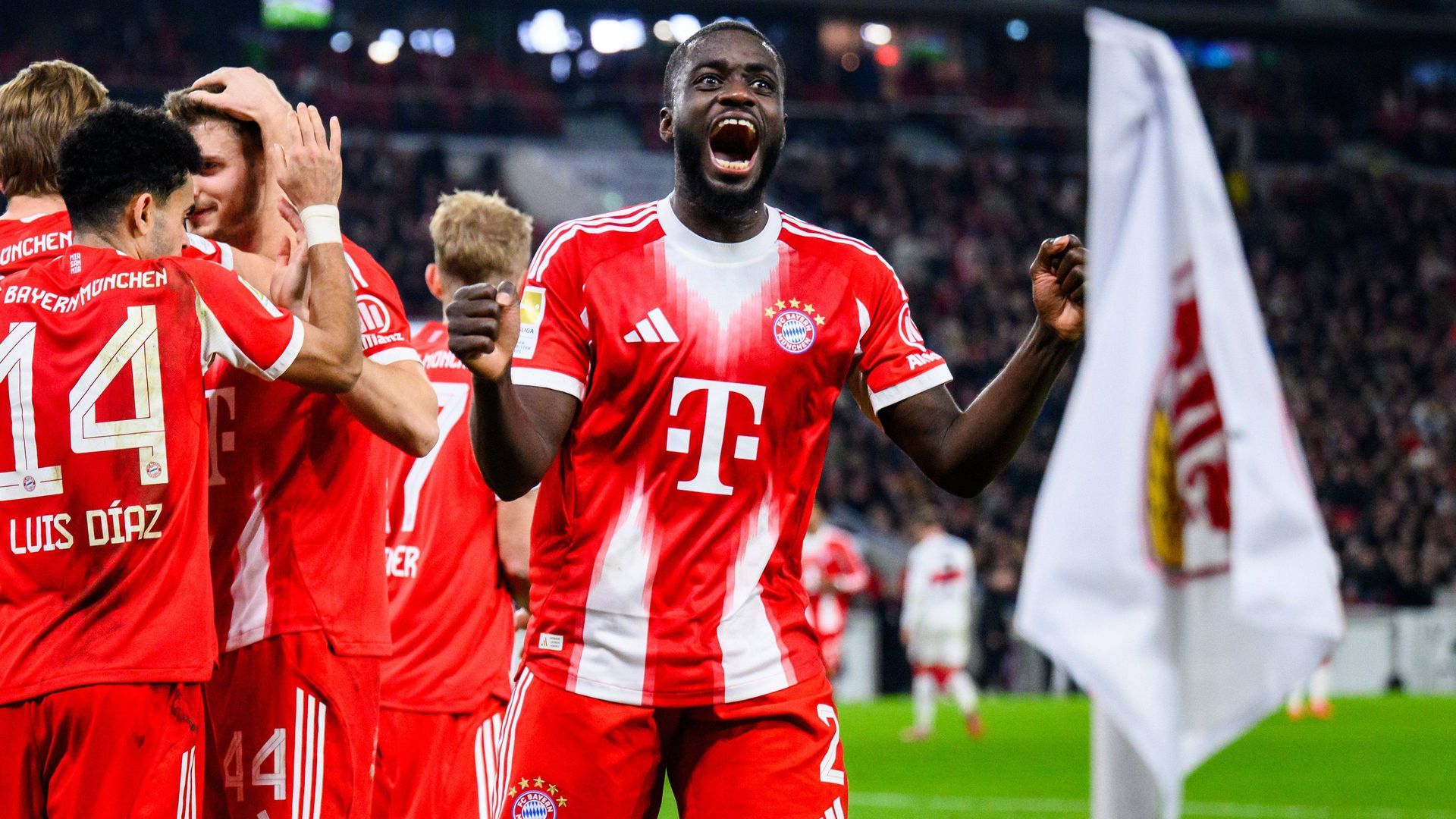 Upamecano celebrando un gol del Bayern de Múnich