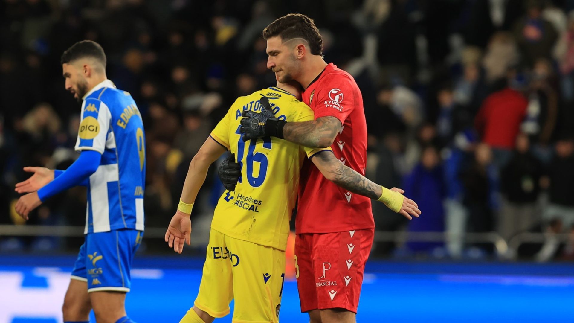Victor Aznar abraza a Antoñito Cordero en el Dépor - Cádiz