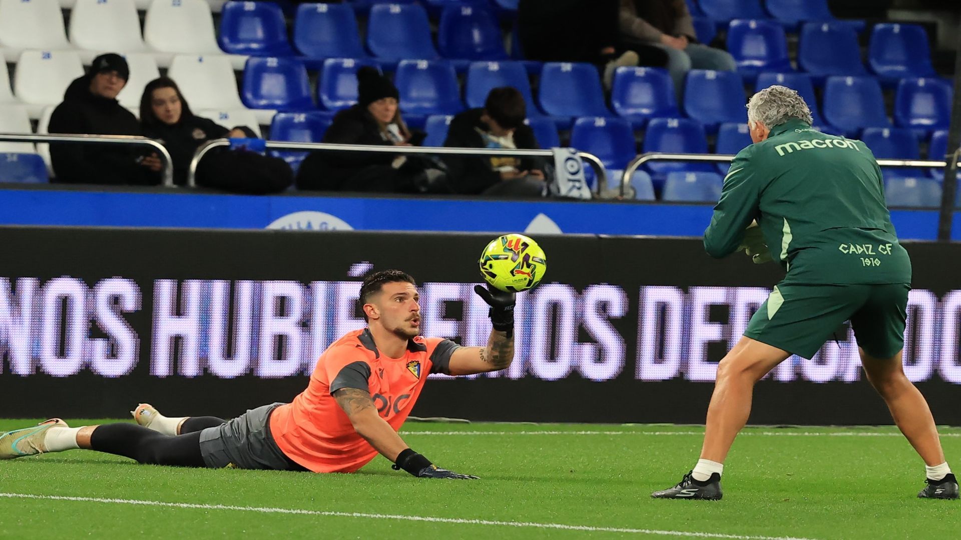 Víctor Aznar calienta con el Cádiz CF en Riazor