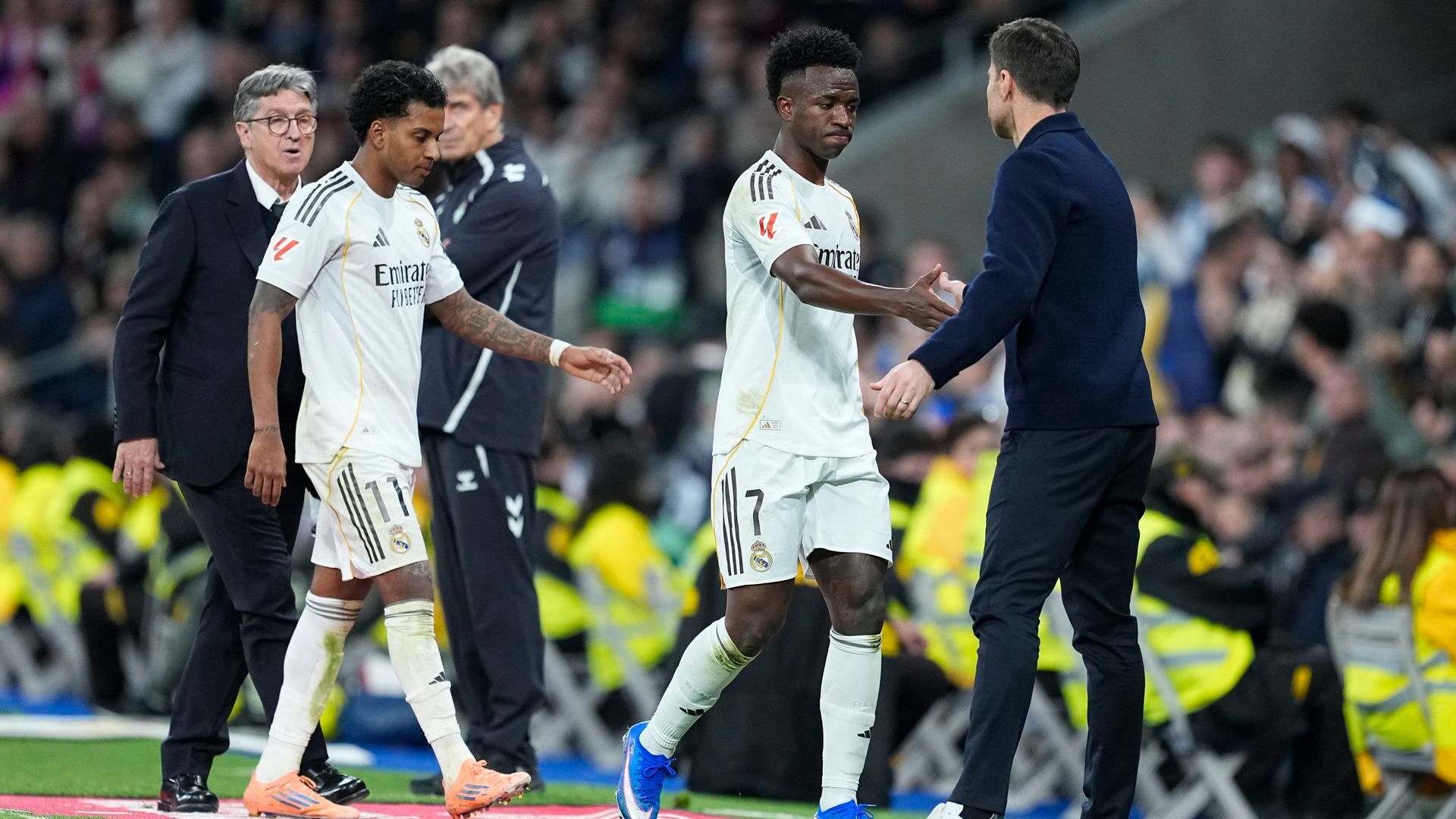 Vinicius saludando a Xabi Alonso