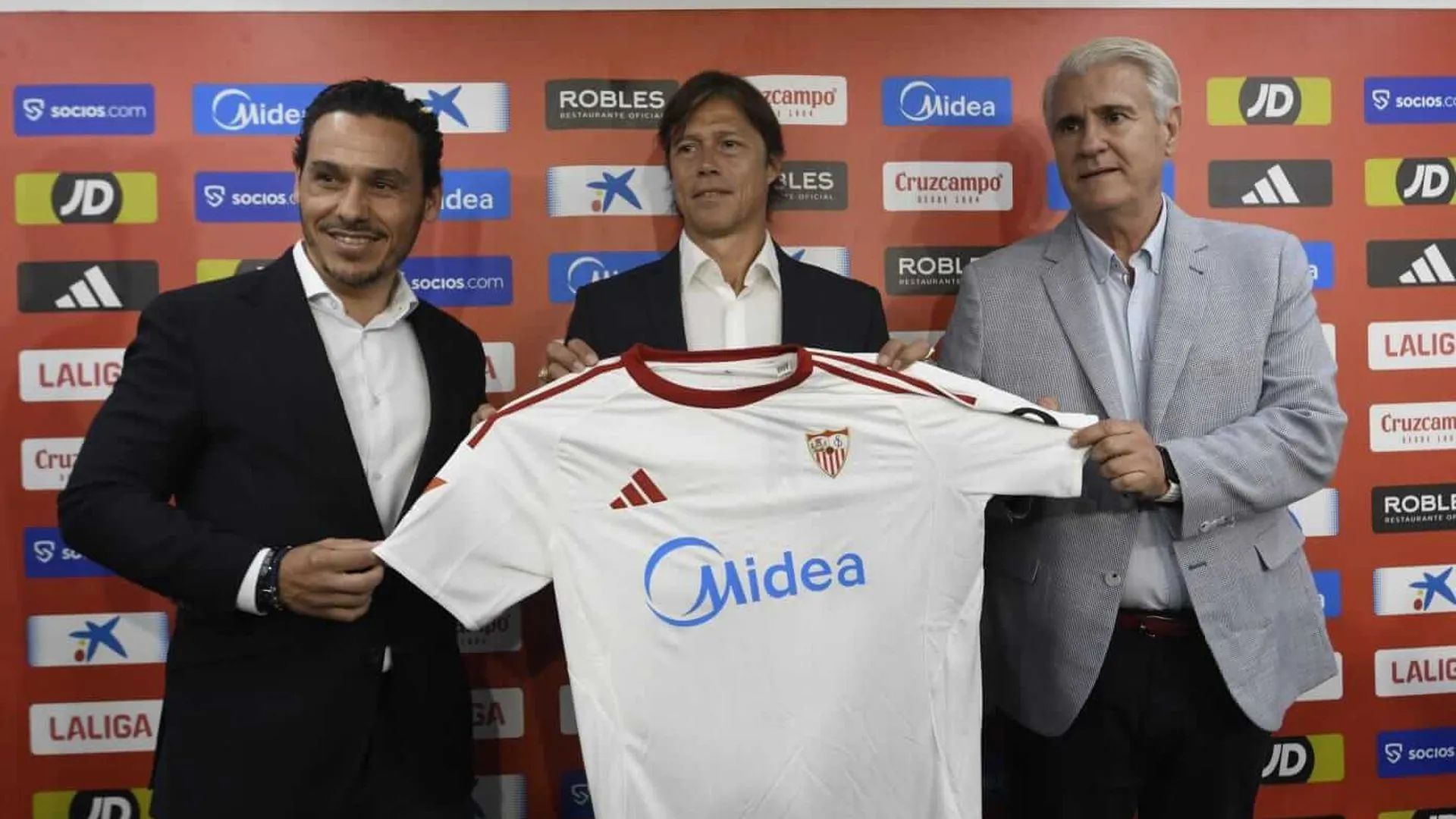 Del Nido Carrasco, Matías Almeyda y Antonio Cordón. Del Nido Carrasco, Matías Almeyda y Antonio Cordón.