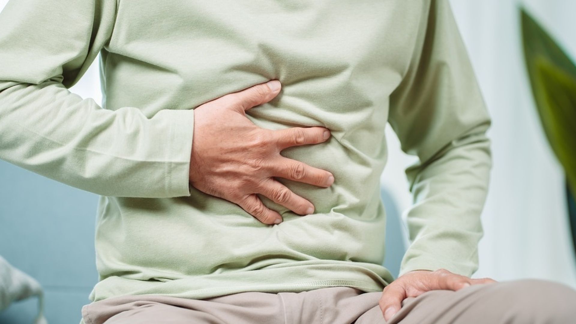 Desarrollan un implante inalámbrico para tratar la inflamación intestinal: se comunica a través de la piel