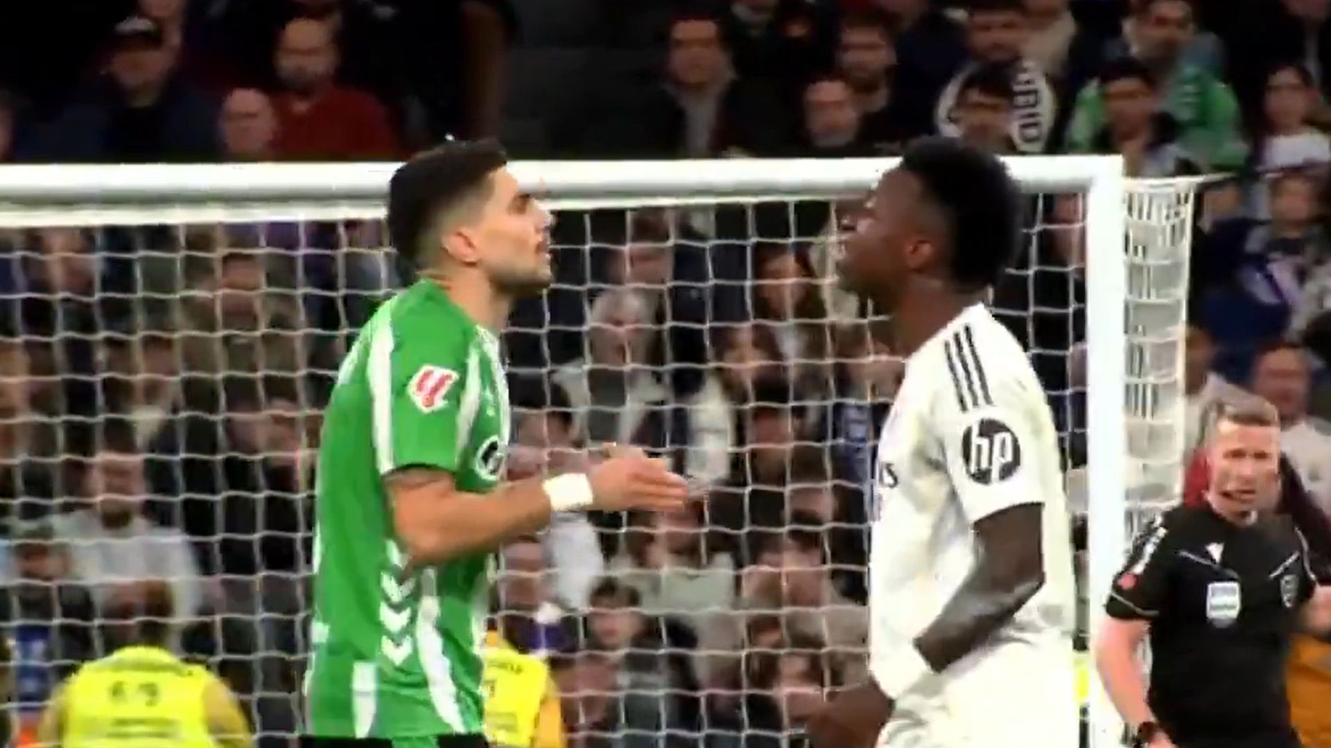 El pique entre Marc Bartra y Vinicius Jr.