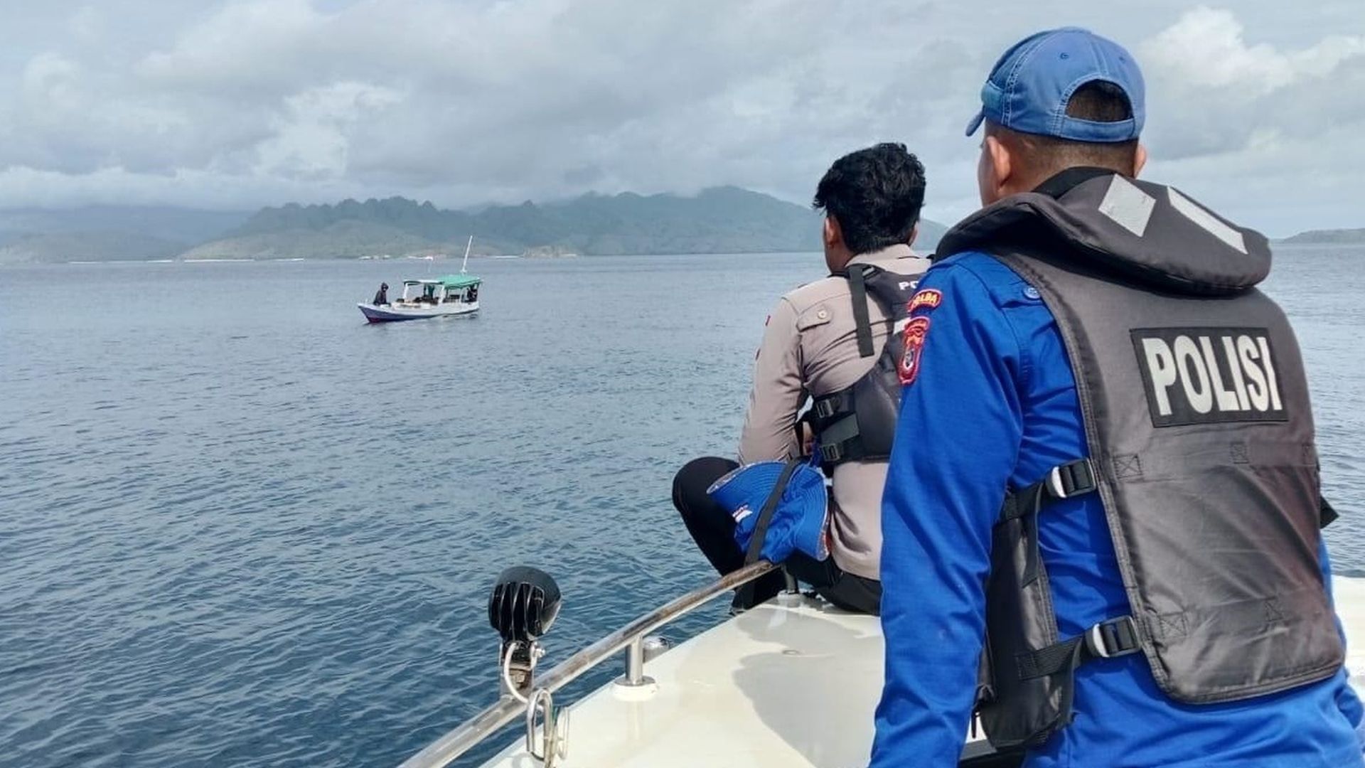 Encuentran otro cuerpo y el barco en el que naufragó familia española en Indonesia