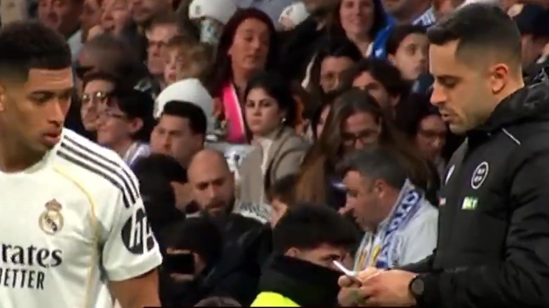 Jude Bellingham, hablando con el cuarto árbitro.