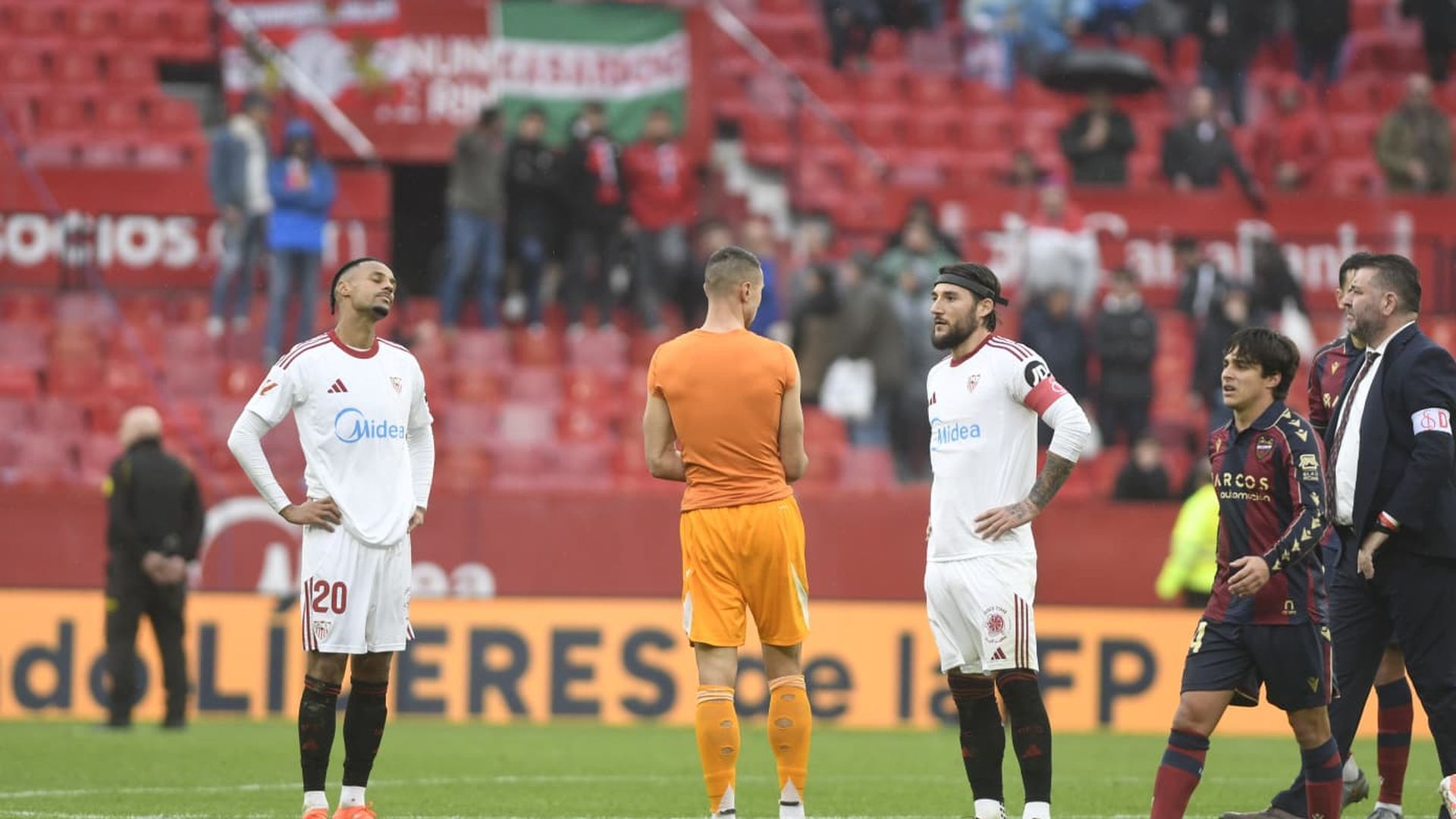 Nemanja Gudelj y Djibril Sow, lamentando la derrota ante el Levante.
