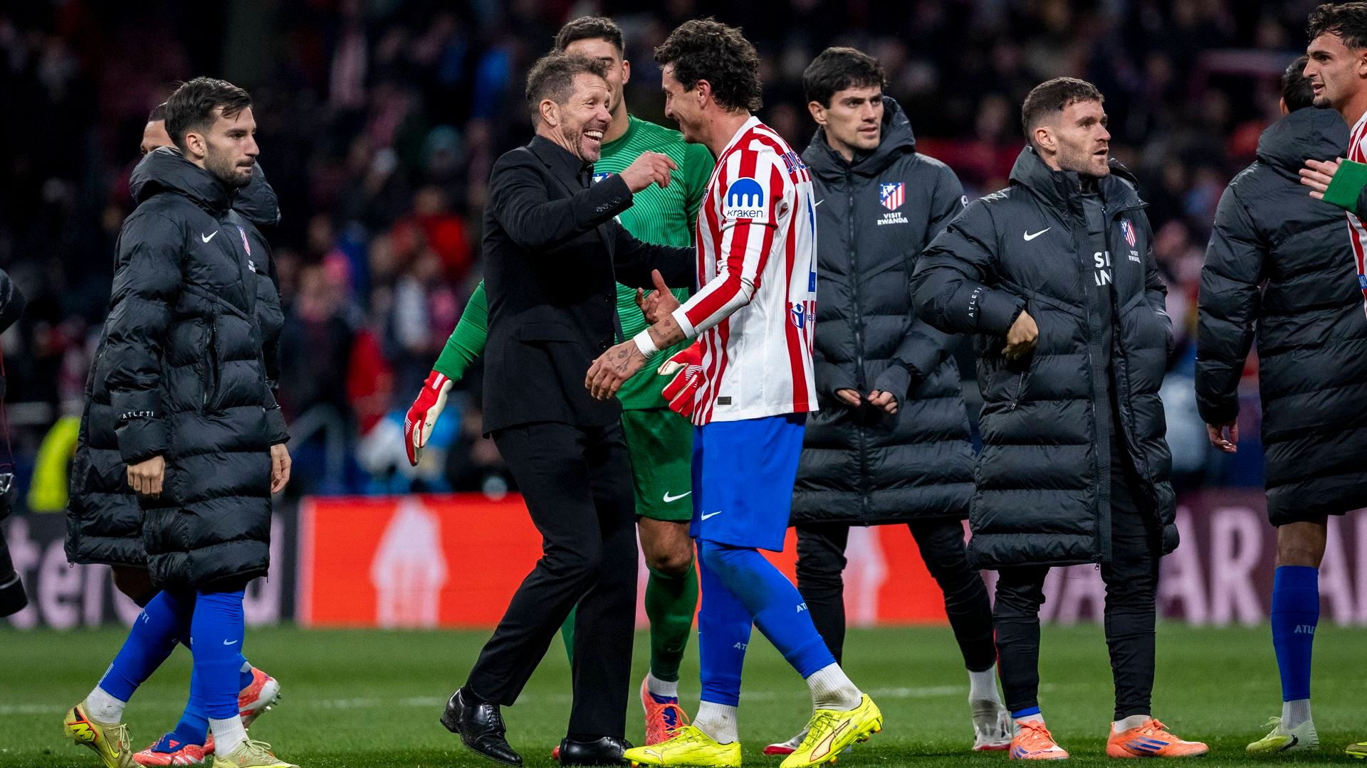 Simeone y Giménez tras un partido del Atlético de Madrid