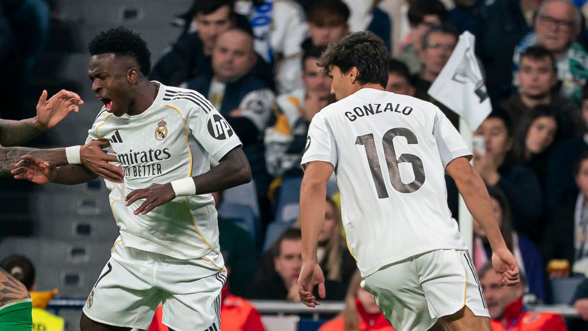 Vinicius y Gonzalo García ante el Real Betis