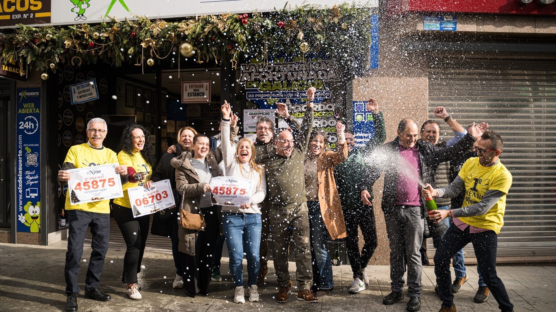 Agraciados con el ‘Primer Premio’ del Sorteo de El Niño 2026  celebran su suerte en la administración de O Porriño