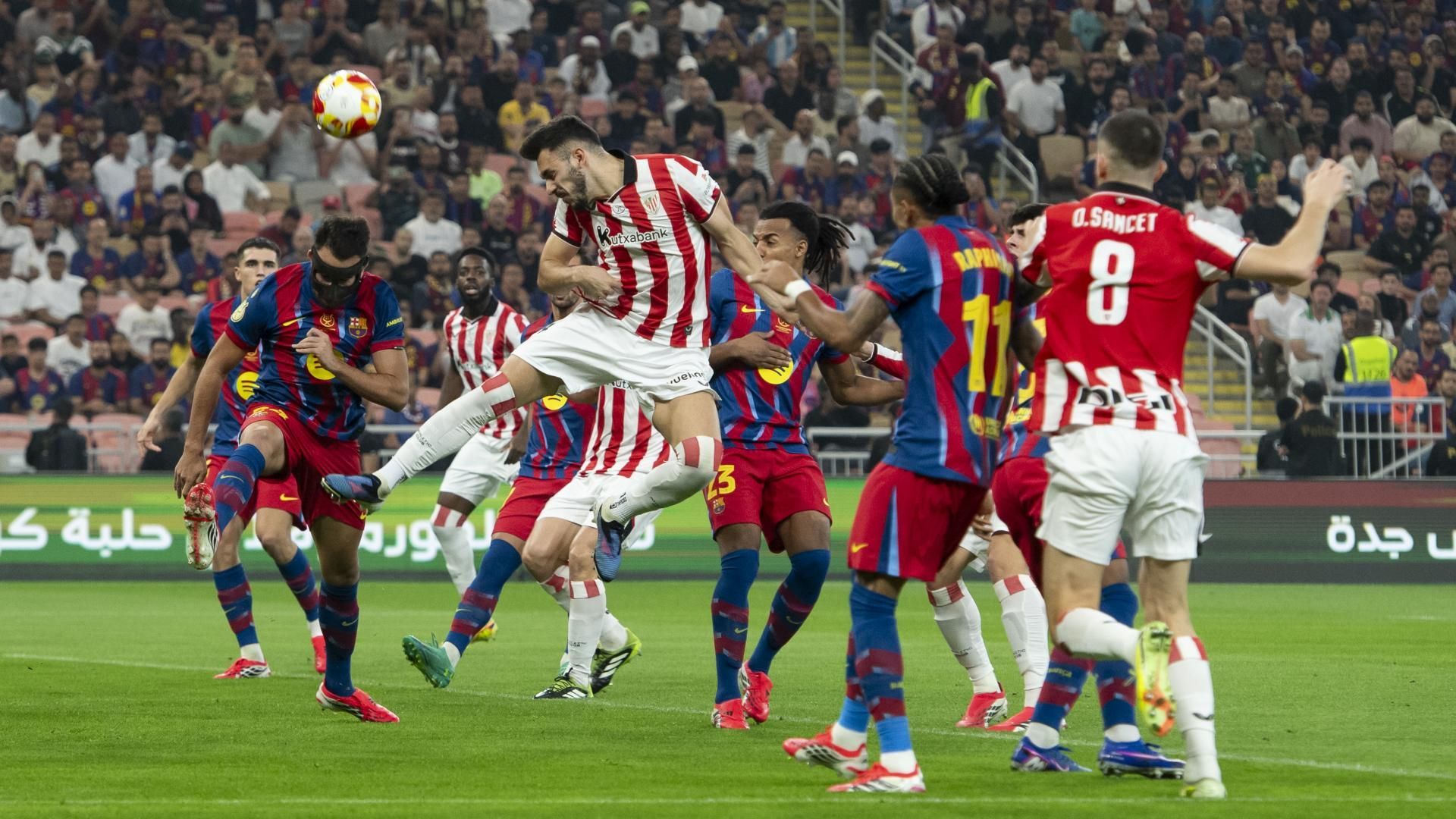 Aitor Paredes cabecea en la semifinal de Supercopa ante el Barça