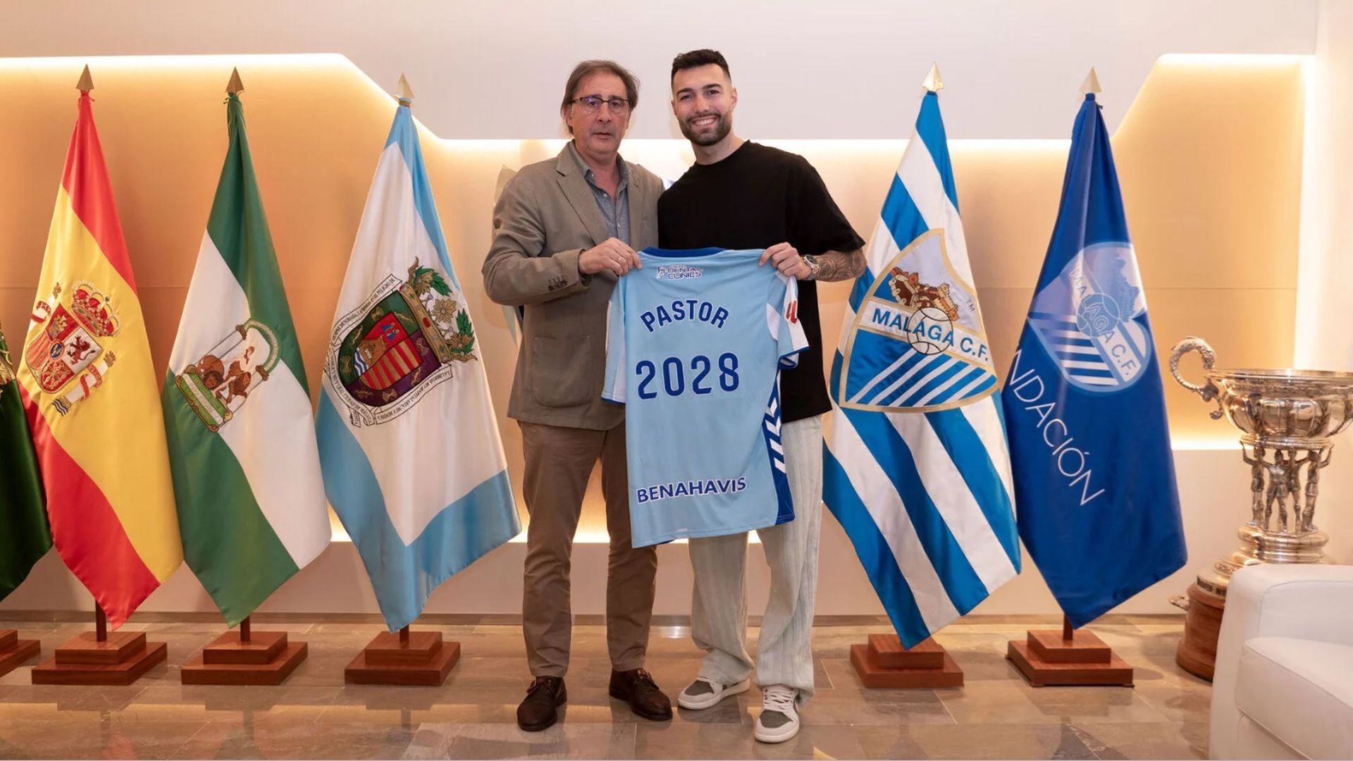 Álex Pastor, tras renovar con el Málaga Álex Pastor, tras renovar con el Málaga