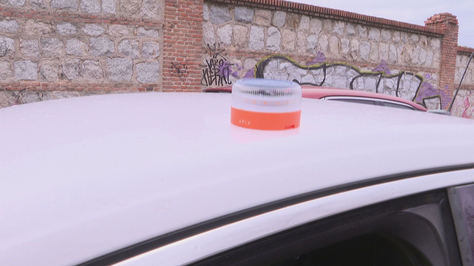 Baliza V-16 en la parte superior de un coche