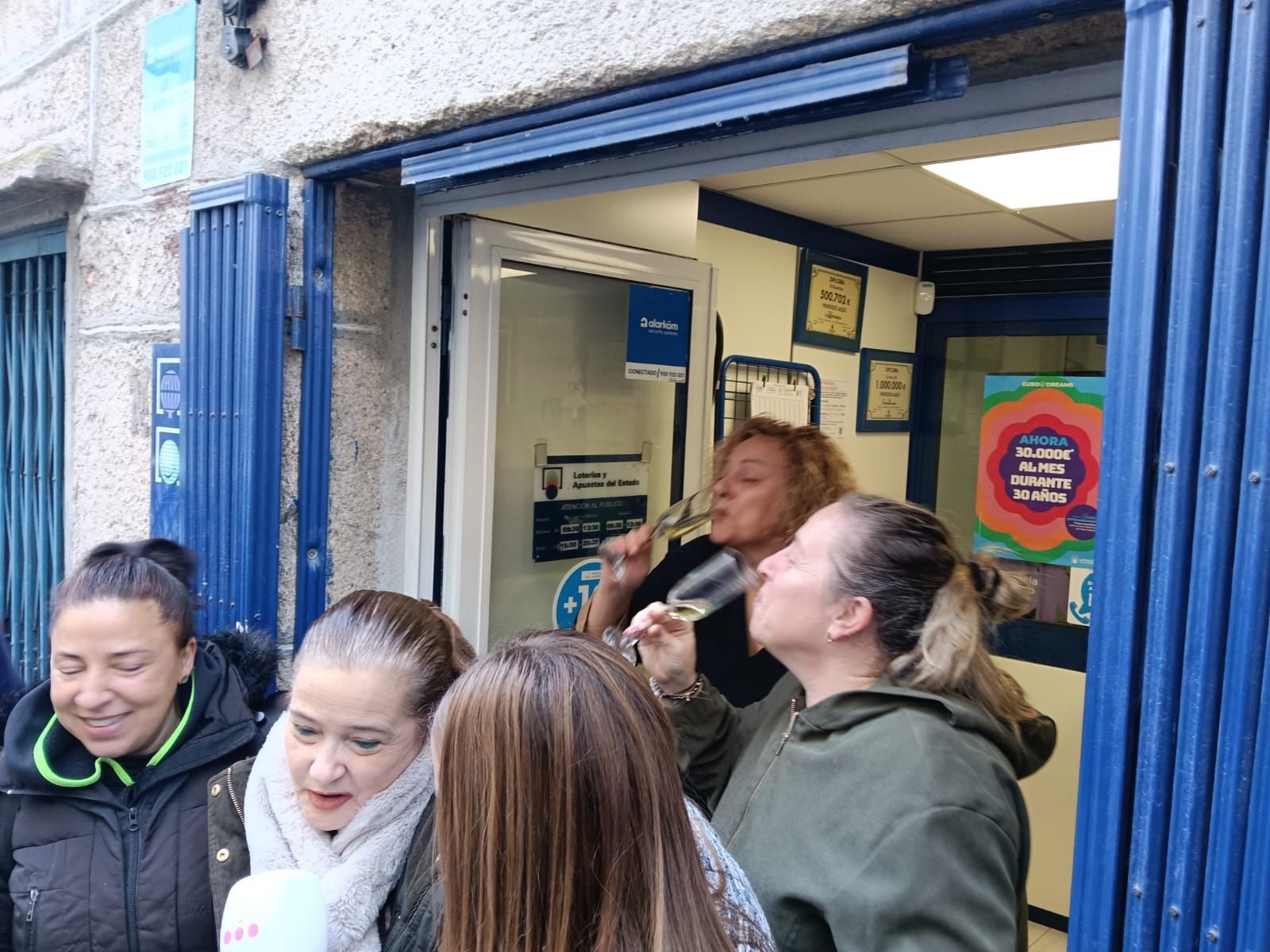 Celebración a las puertas de la administración número 1 de Marín