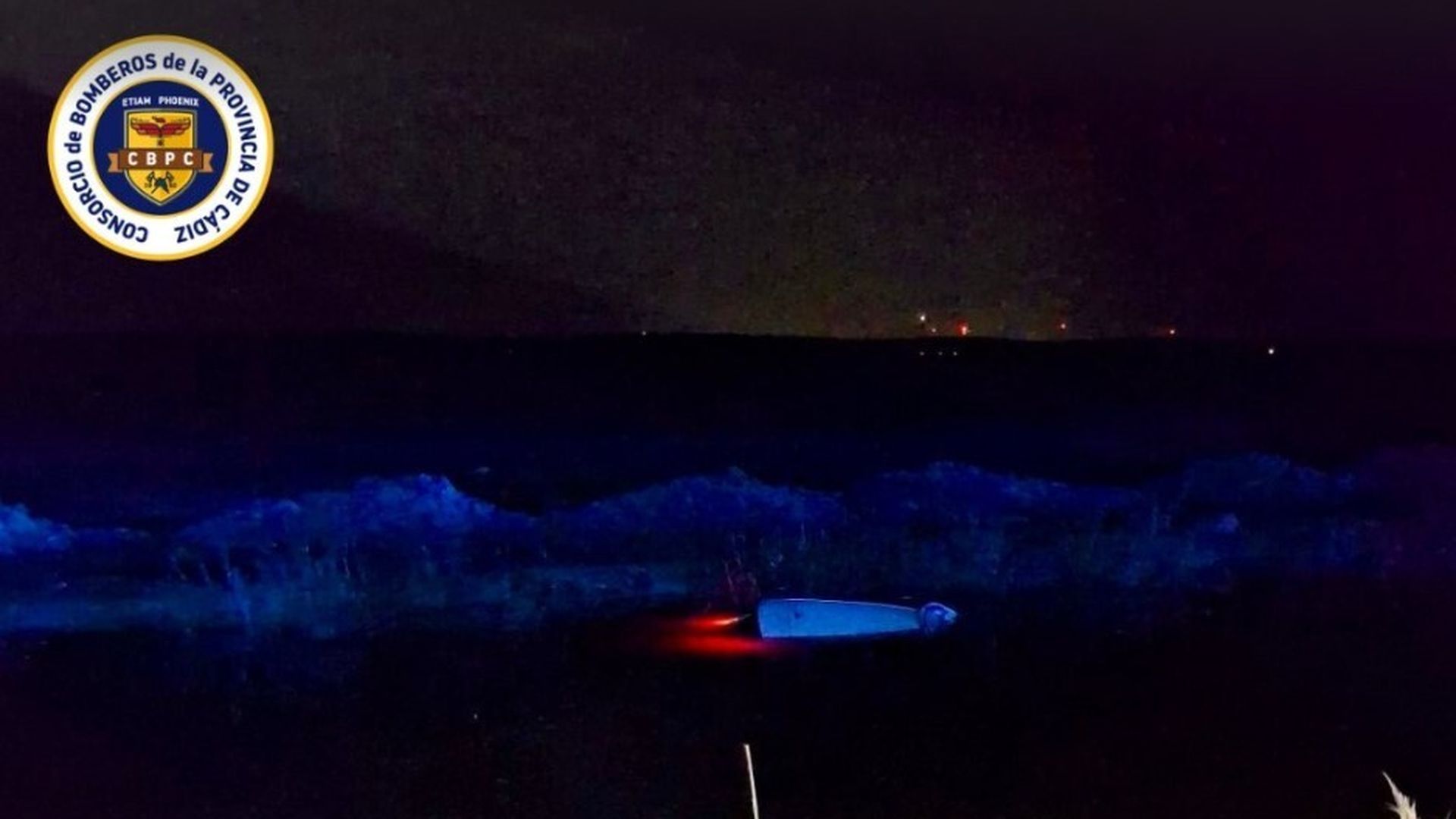 Coche semihundido en un canal de Sanlúcar de Barrameda, Cádiz
