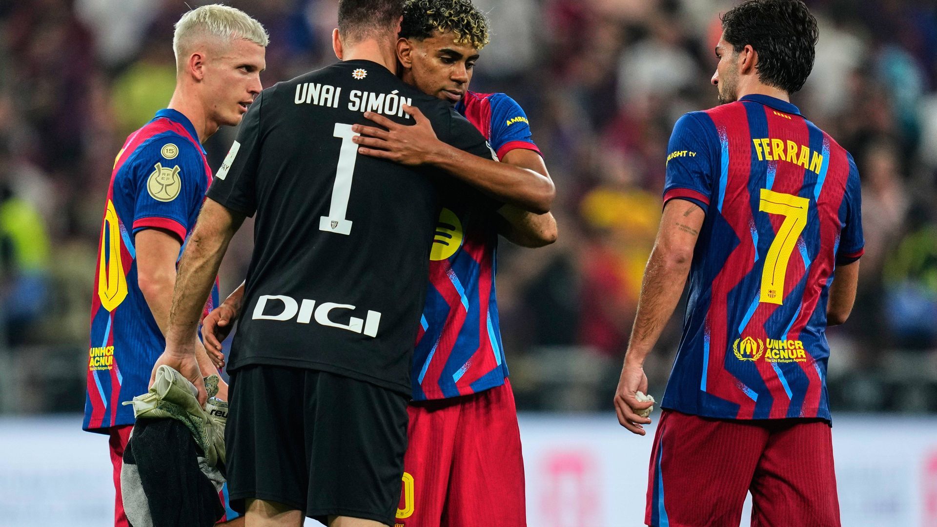 El abrazo entre Lamine Yamal y Unai Simón tras la Supercopa