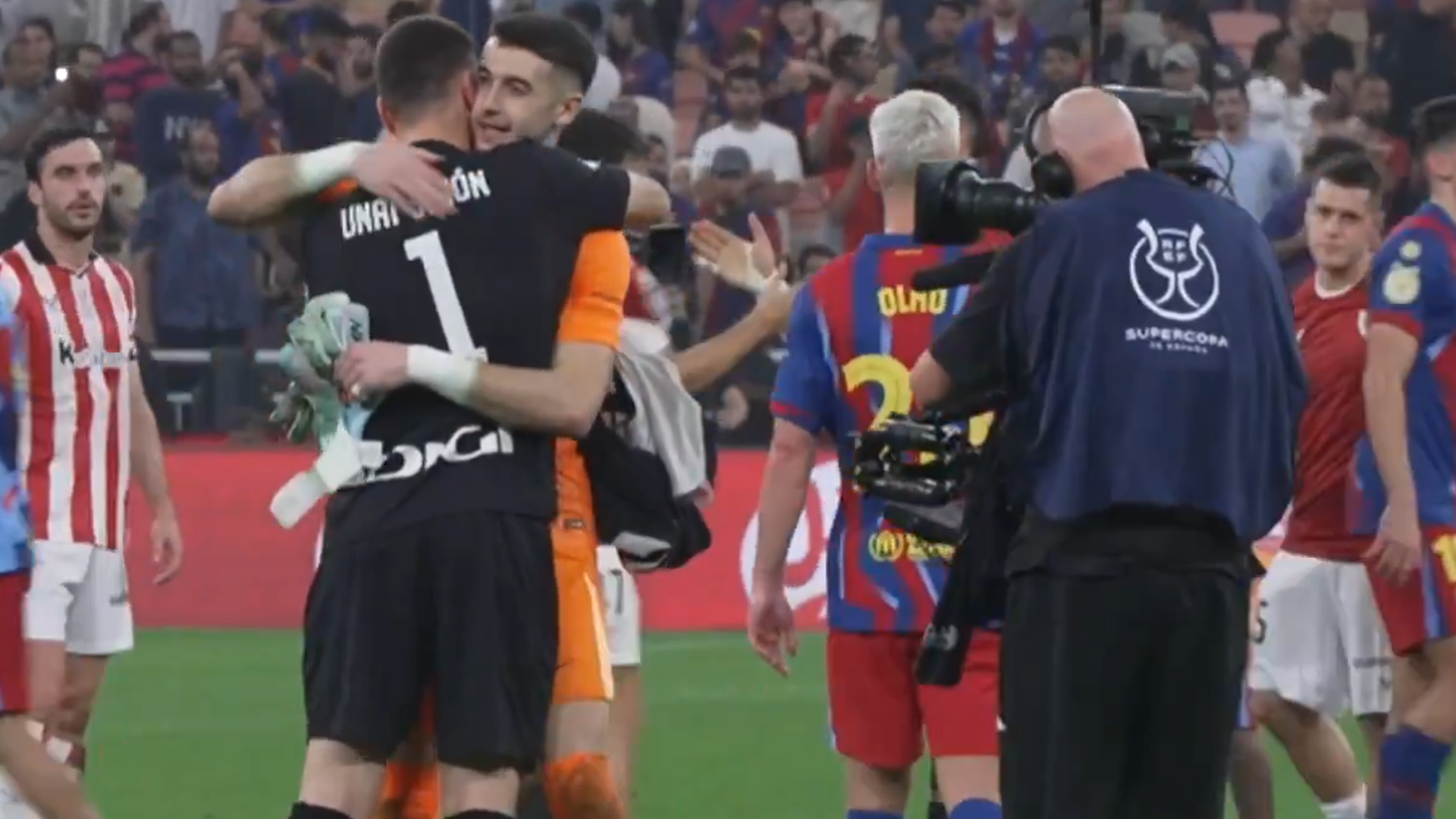 El abrazo entre Unai Simón y Joan García en la Supercopa El abrazo entre Unai Simón y Joan García en la Supercopa