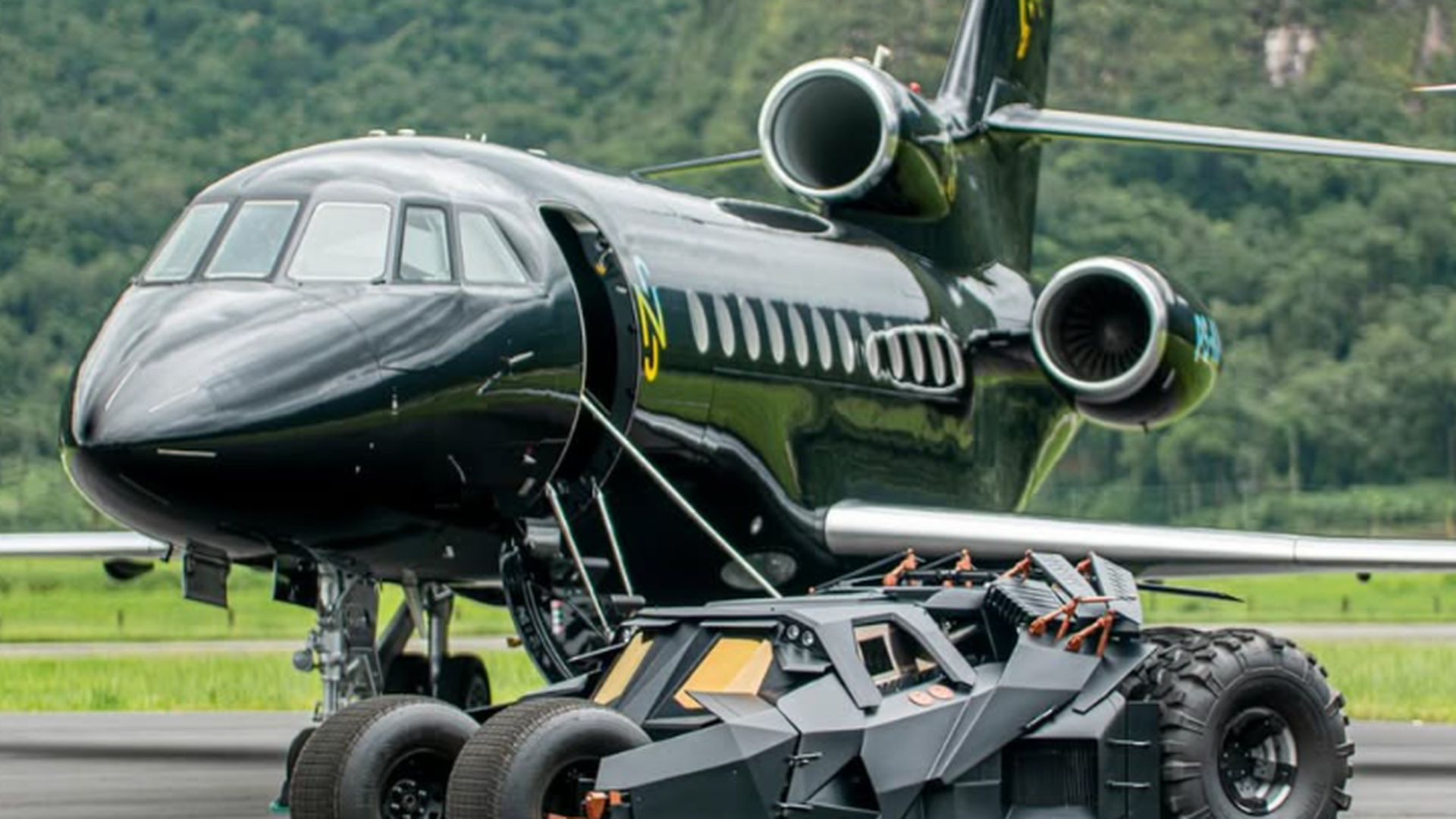 El Batmóvil y el jet privdo de Neymar