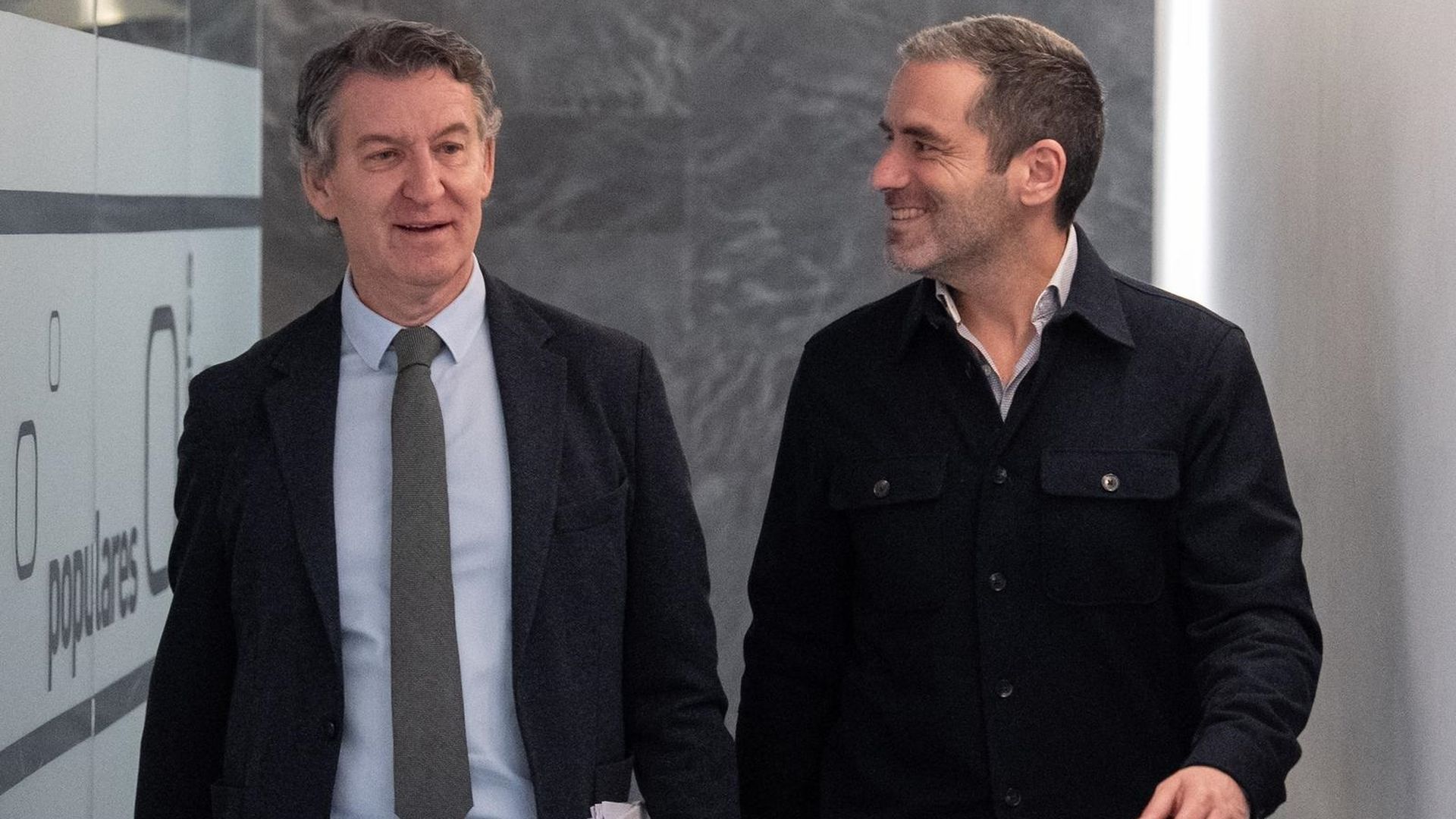 El líder del PP, Alberto Núñez Feijóo, junto al portavoz y vicesecretario de Cultura, Borja Sémper, antes de la reunión del comité de dirección.