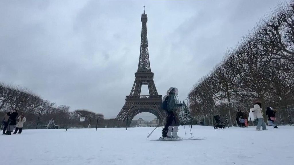 Europa congelada: La imagen de gente esquiando junto a la Torre Eiffel lo dice todo