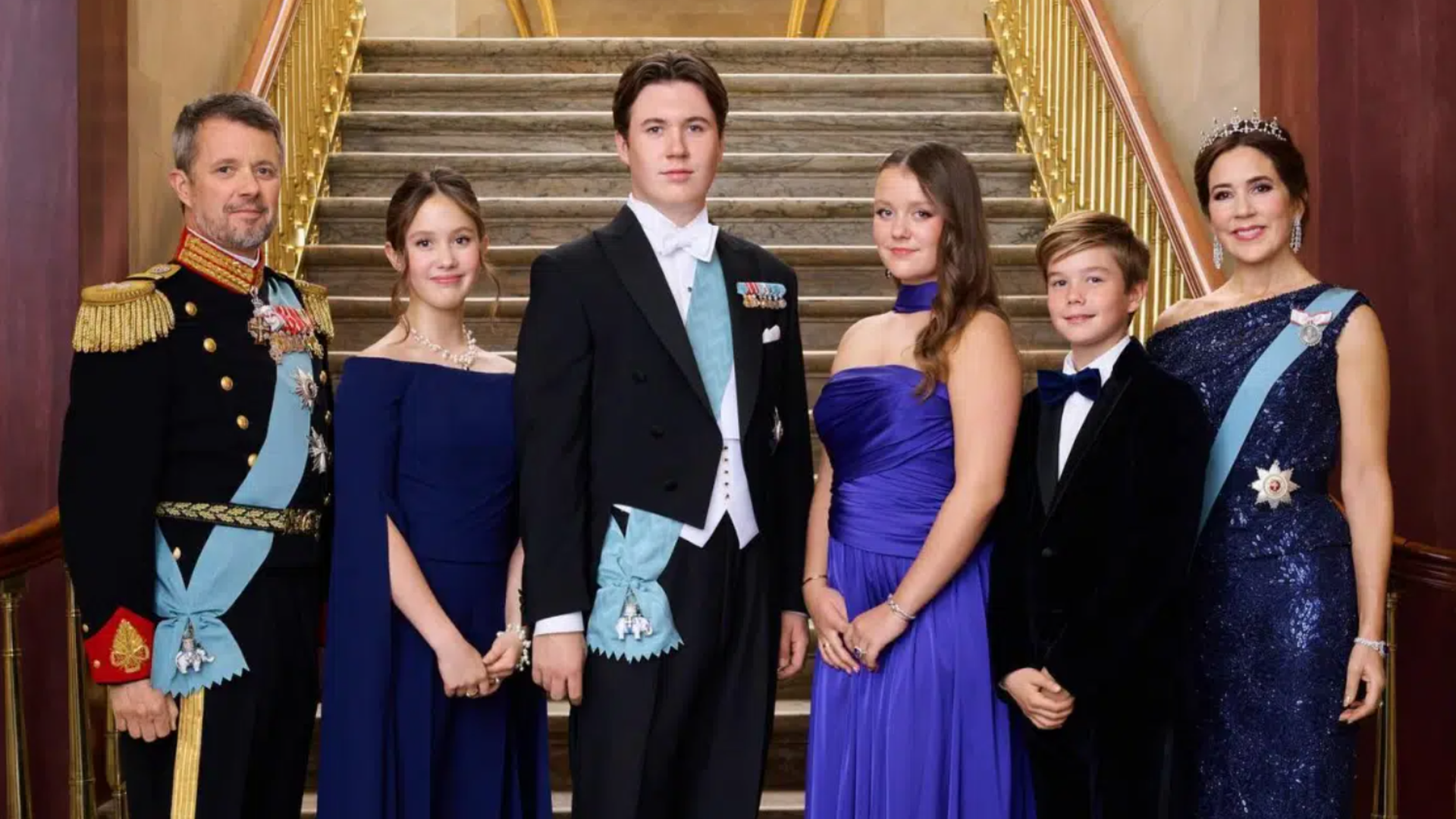 Federico y Mary de Dinamarca con sus tres hijos