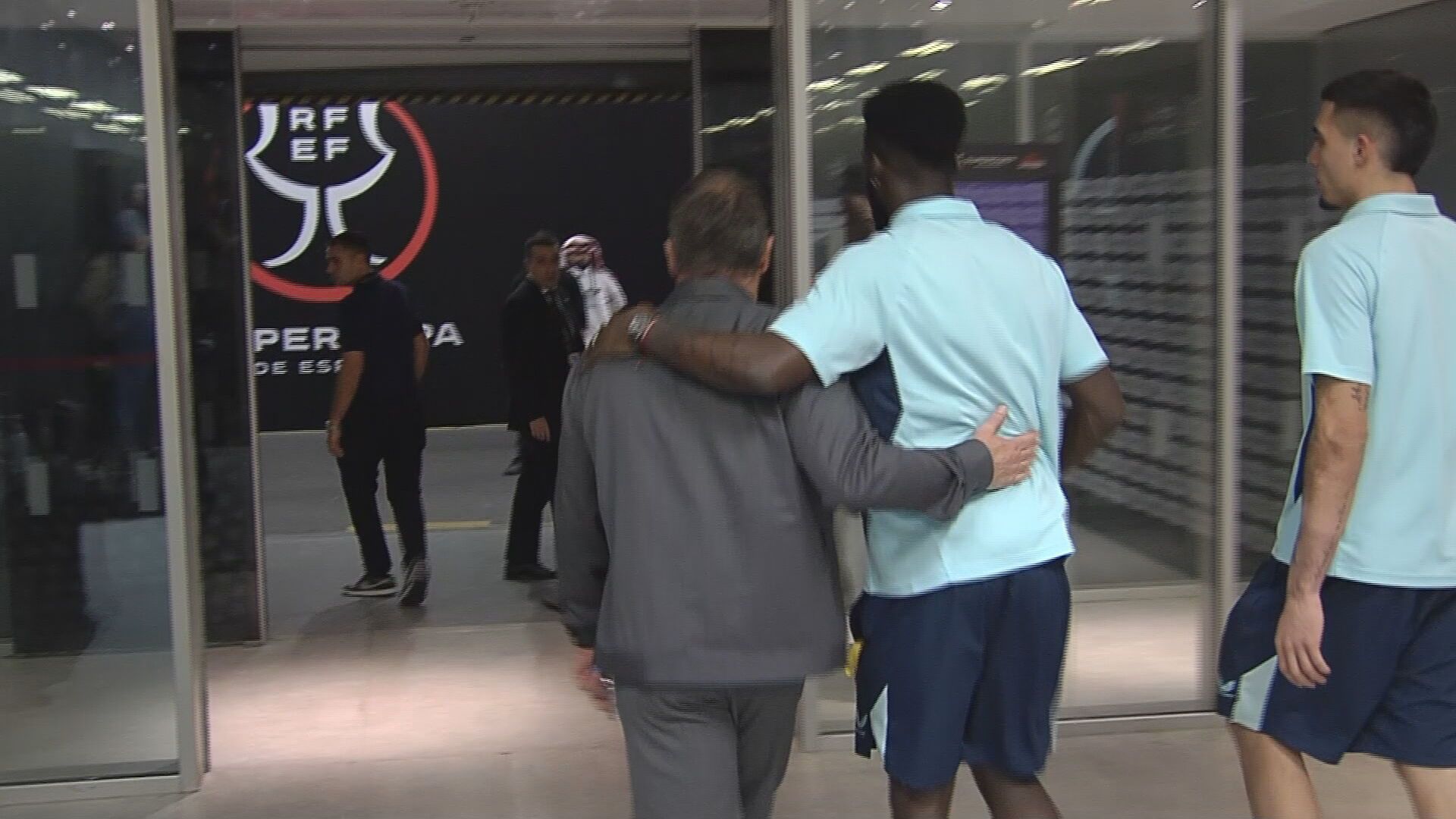 Hansi Flick consoló a Iñaki Williams tras la goleada en el Barça-Athletic de la Supercopa de España Hansi Flick consoló a Iñaki Williams tras la goleada en el Barça-Athletic de la Supercopa de España