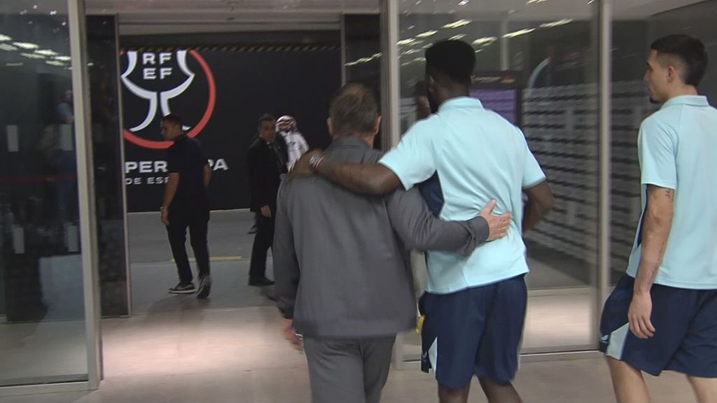 Hansi Flick consoló a Iñaki Williams tras la goleada en el Barça-Athletic de la Supercopa de España