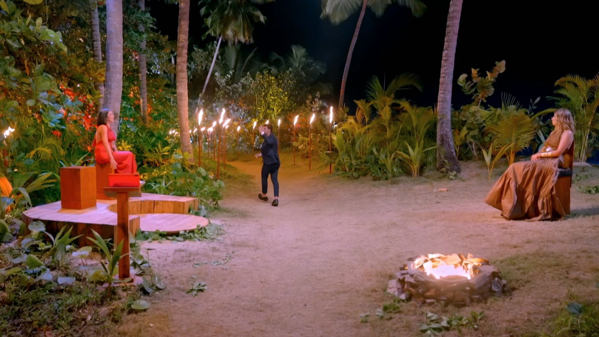 Juanpi no puede más y ¡se va de la hoguera final de 'La isla de las tentaciones 9' tras su enfrentamiento más grande con Sandra!: "¡Vete para Italia!"