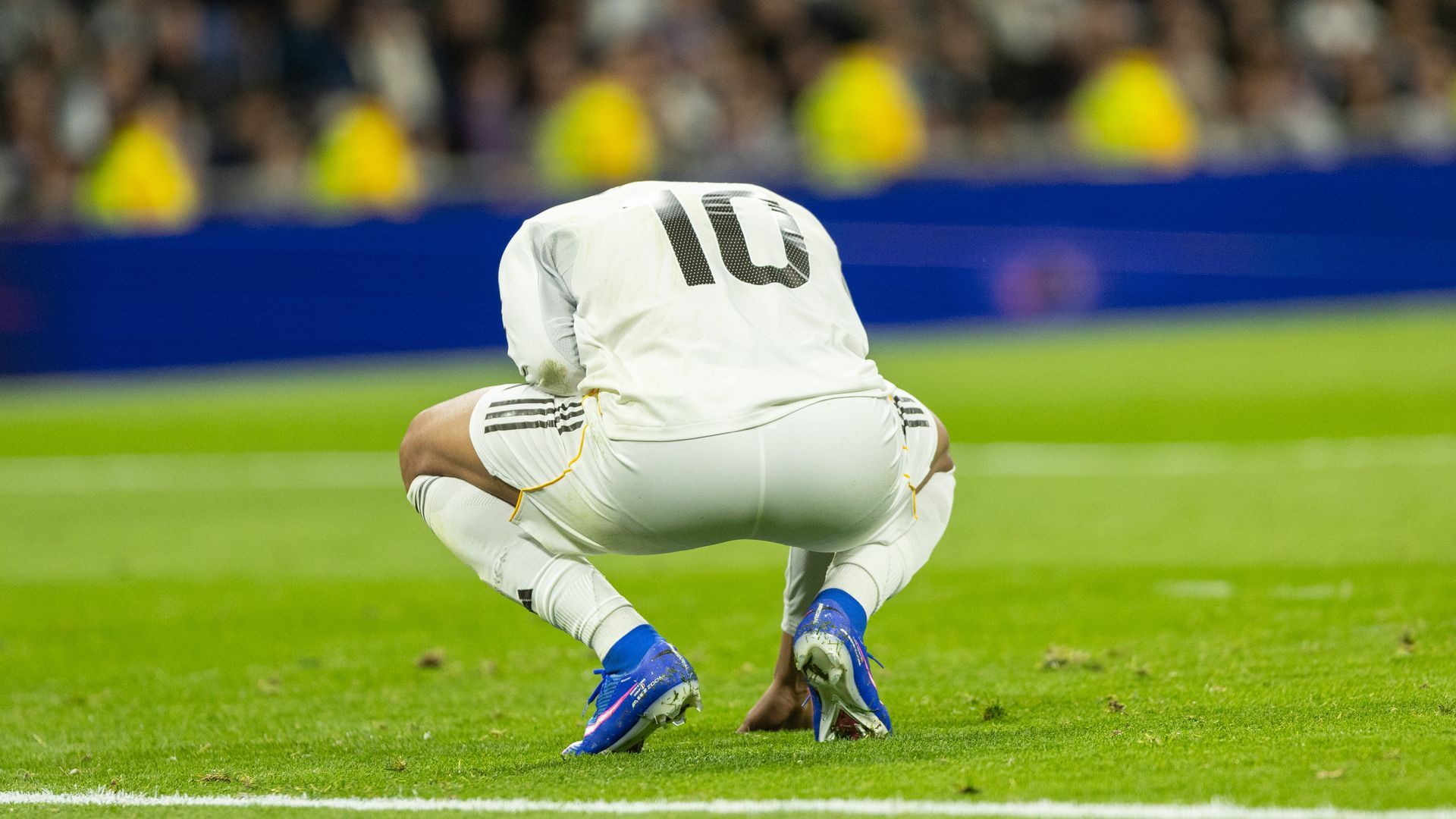 Kylian Mbappé doliéndose de su rodilla