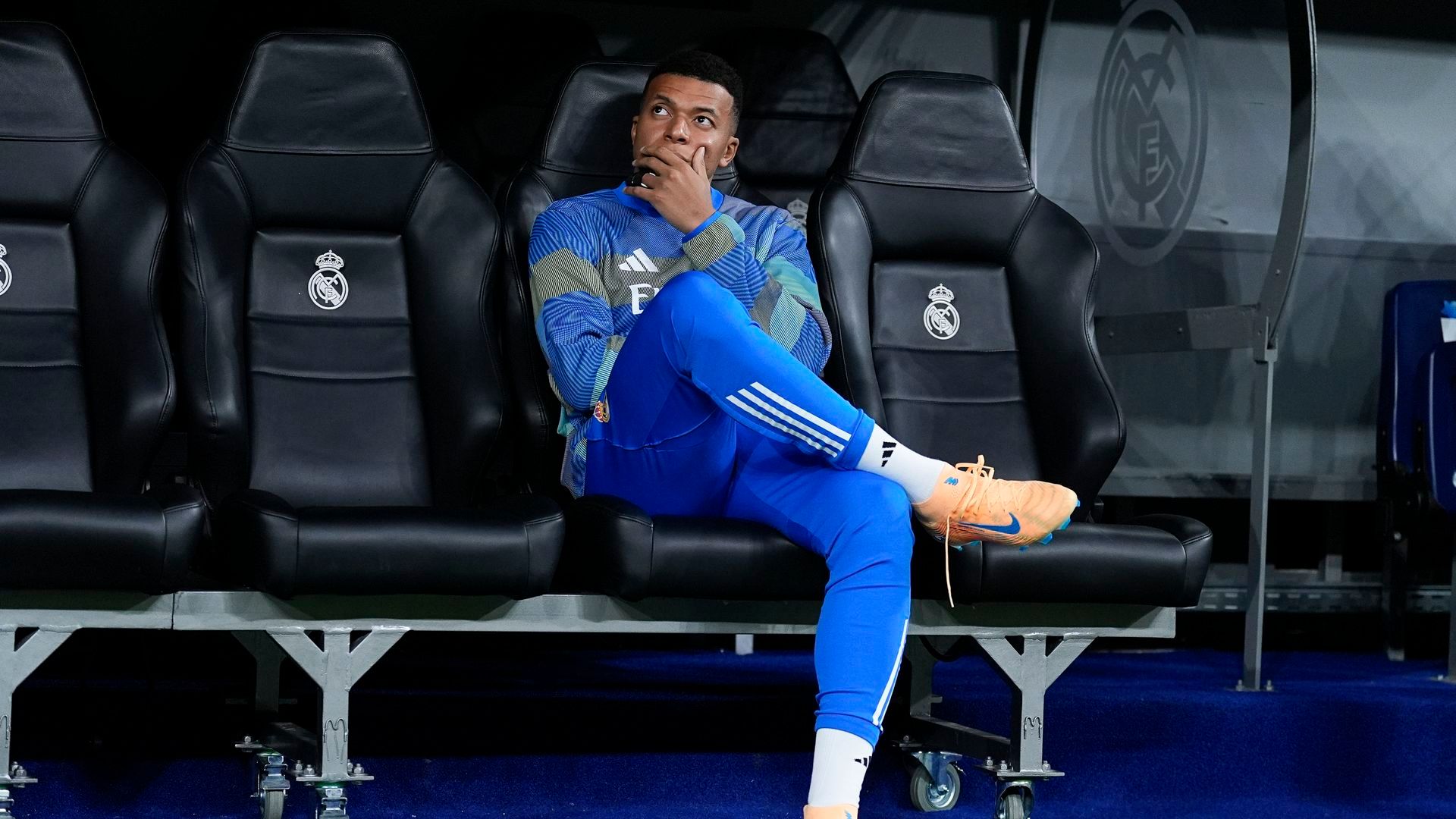 Kylian Mbappé en el banquillo ante el Manchester City