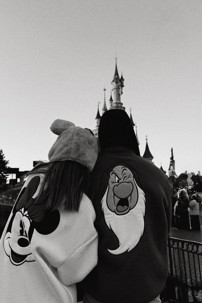 La primera foto de Mario Casas y Melyssa Pinto juntos, de vacaciones en Disneyland