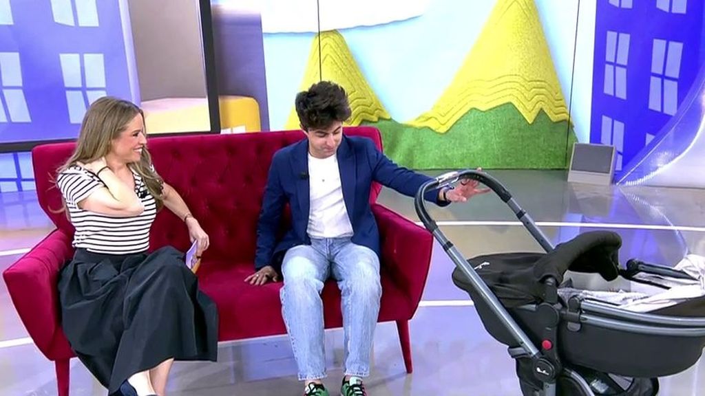 La sorprendente reacción del invitado al ver a su pareja con un carrito de bebé