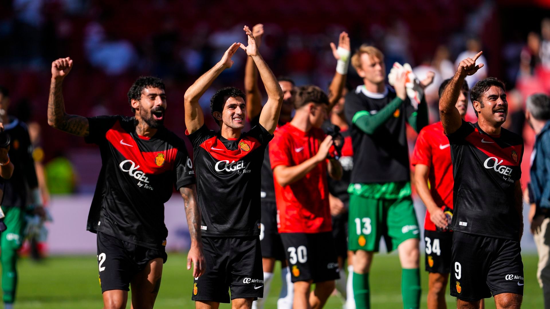 Los jugadores del Mallorca celebrando una victoria en LALIGA EA Sports