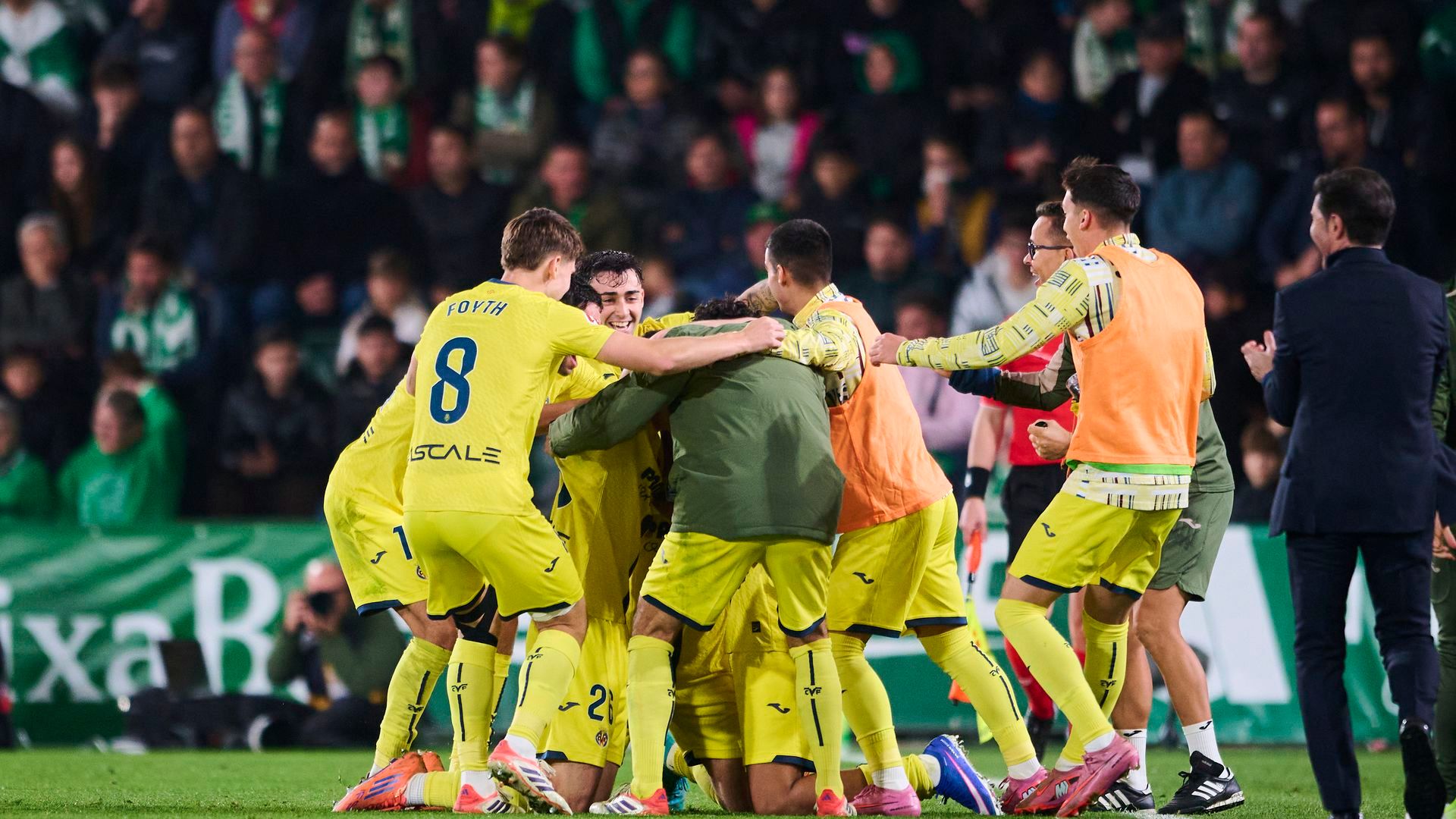 Los jugadores del Villarreal celebrando el gol de Alfonso Pedraza contra el Elche en LALIGA EA Sports Los jugadores del Villarreal celebrando el gol de Alfonso Pedraza contra el Elche en LALIGA EA Sports
